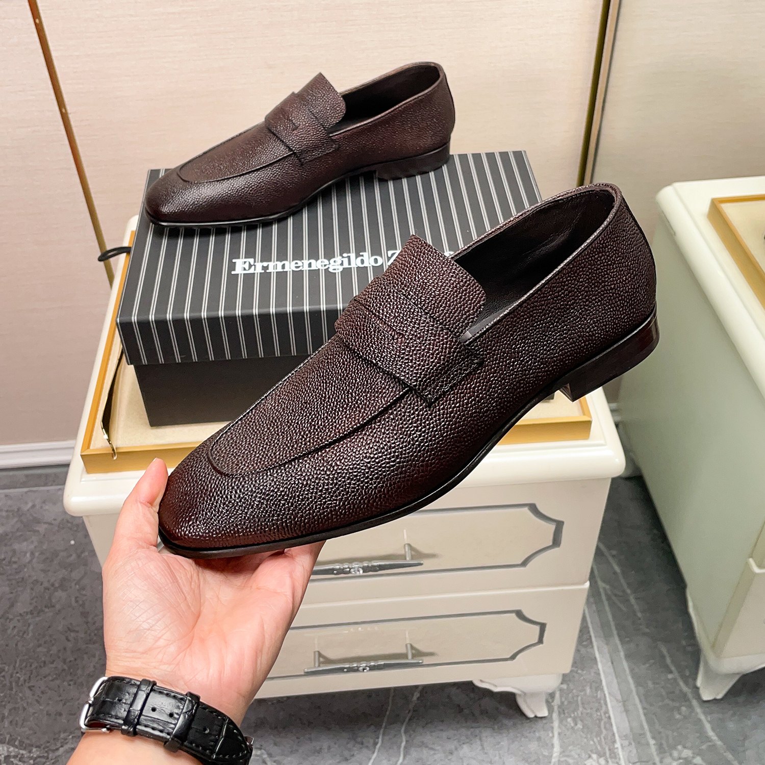.New Zeg-L'Asola Loafer FlatsLos detalles de ojales a medida de L'Asola se inspiran en los trajes de