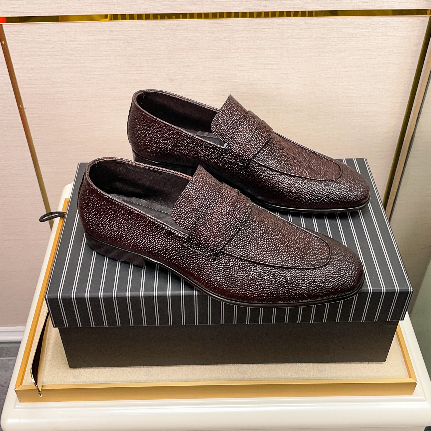 .New Zeg-L'Asola Loafer FlatsLos detalles de ojales a medida de L'Asola se inspiran en los trajes de