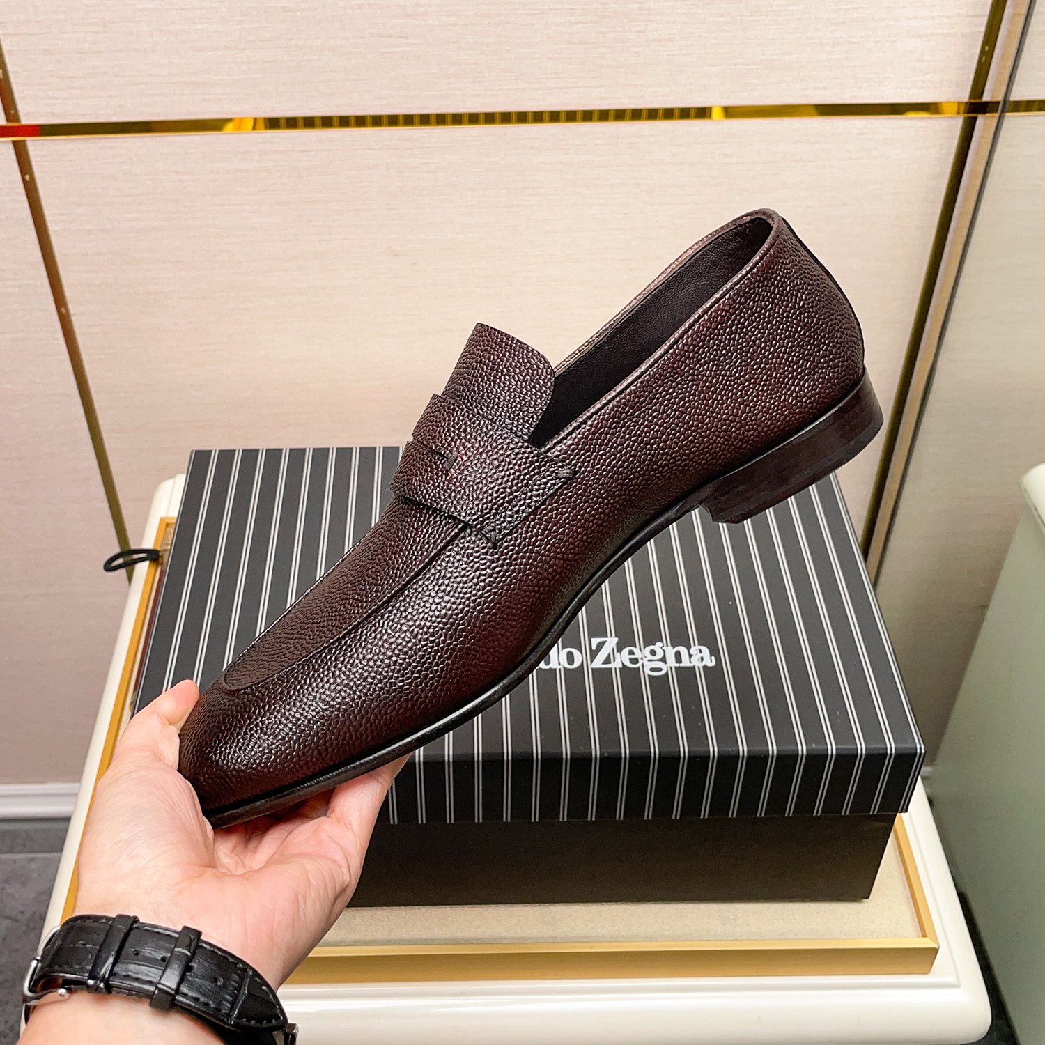 .New Zeg-L'Asola Loafer FlatsLos detalles de ojales a medida de L'Asola se inspiran en los trajes de