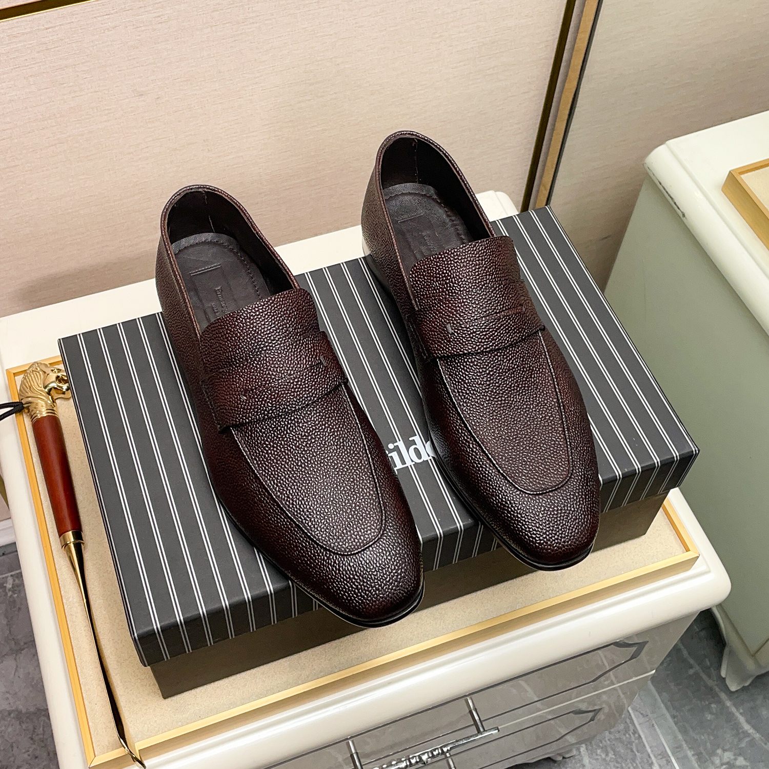 .New Zeg-L'Asola Loafer FlatsLos detalles de ojales a medida de L'Asola se inspiran en los trajes de