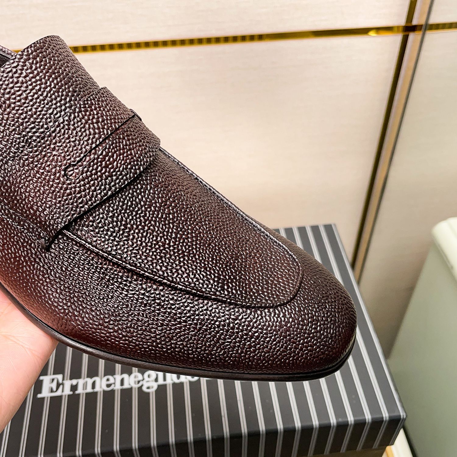 .New Zeg-L'Asola Loafer FlatsLos detalles de ojales a medida de L'Asola se inspiran en los trajes de