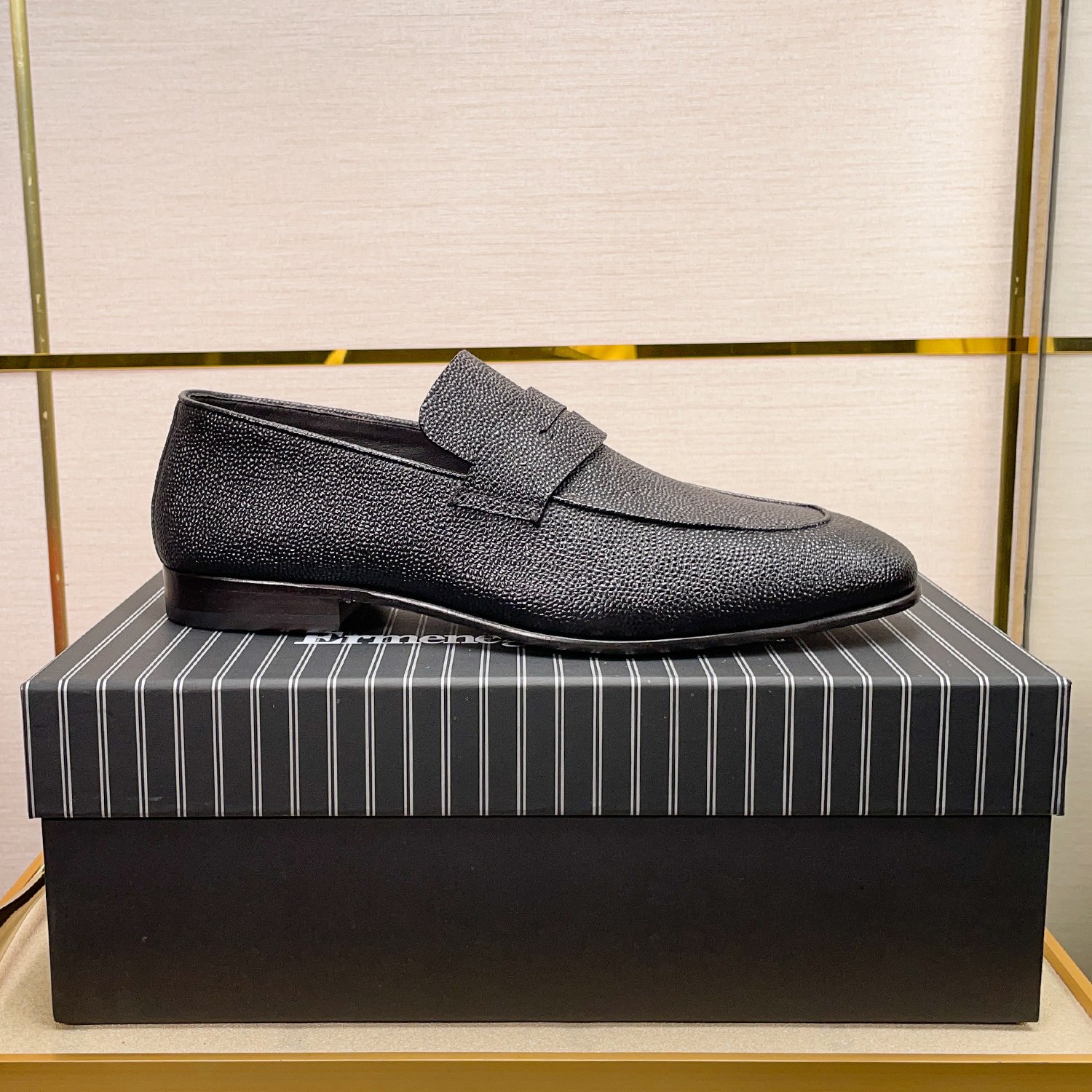 .New Zeg-L'Asola Loafer FlatsLos detalles de ojales a medida de L'Asola se inspiran en los trajes de