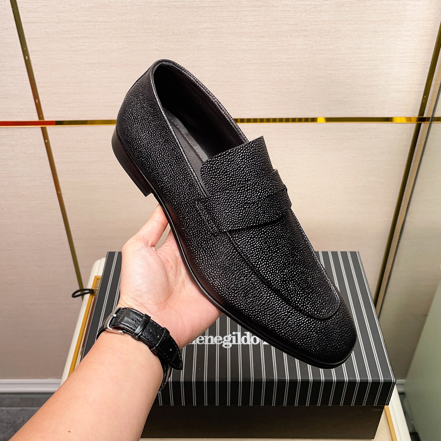 .New Zeg-L'Asola Loafer FlatsLos detalles de ojales a medida de L'Asola se inspiran en los trajes de