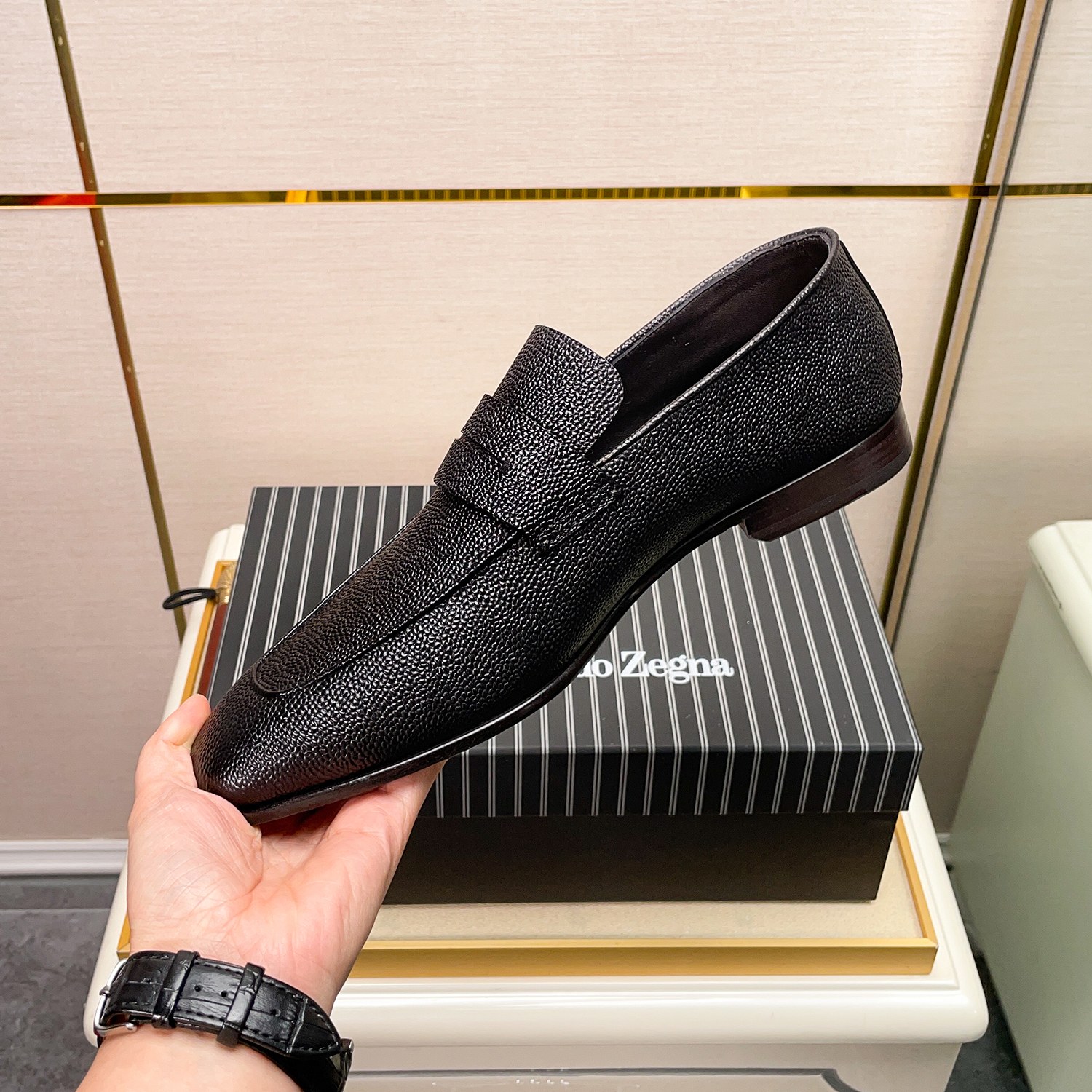 .New Zeg-L'Asola Loafer FlatsLos detalles de ojales a medida de L'Asola se inspiran en los trajes de