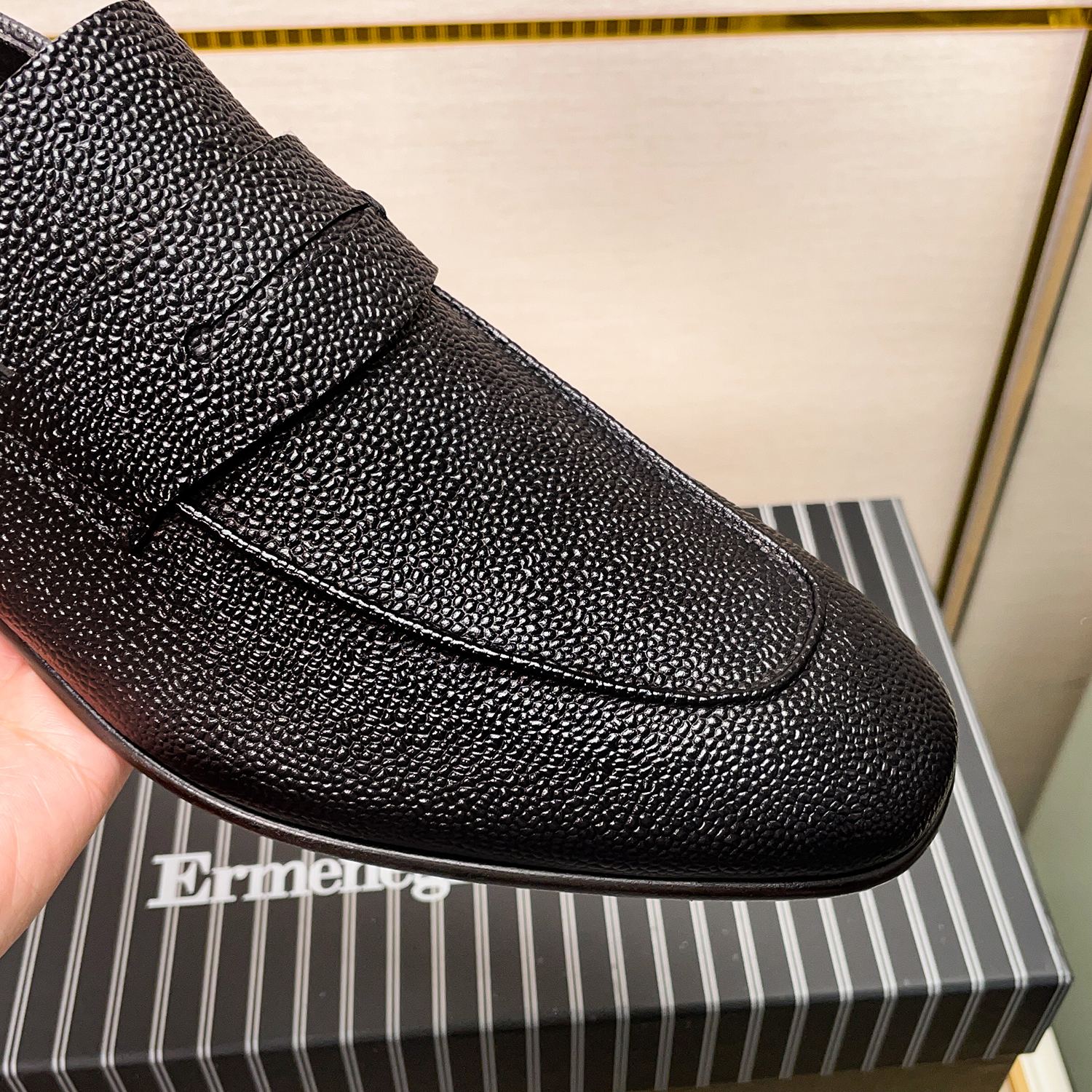 .New Zeg-L'Asola Loafer FlatsLos detalles de ojales a medida de L'Asola se inspiran en los trajes de