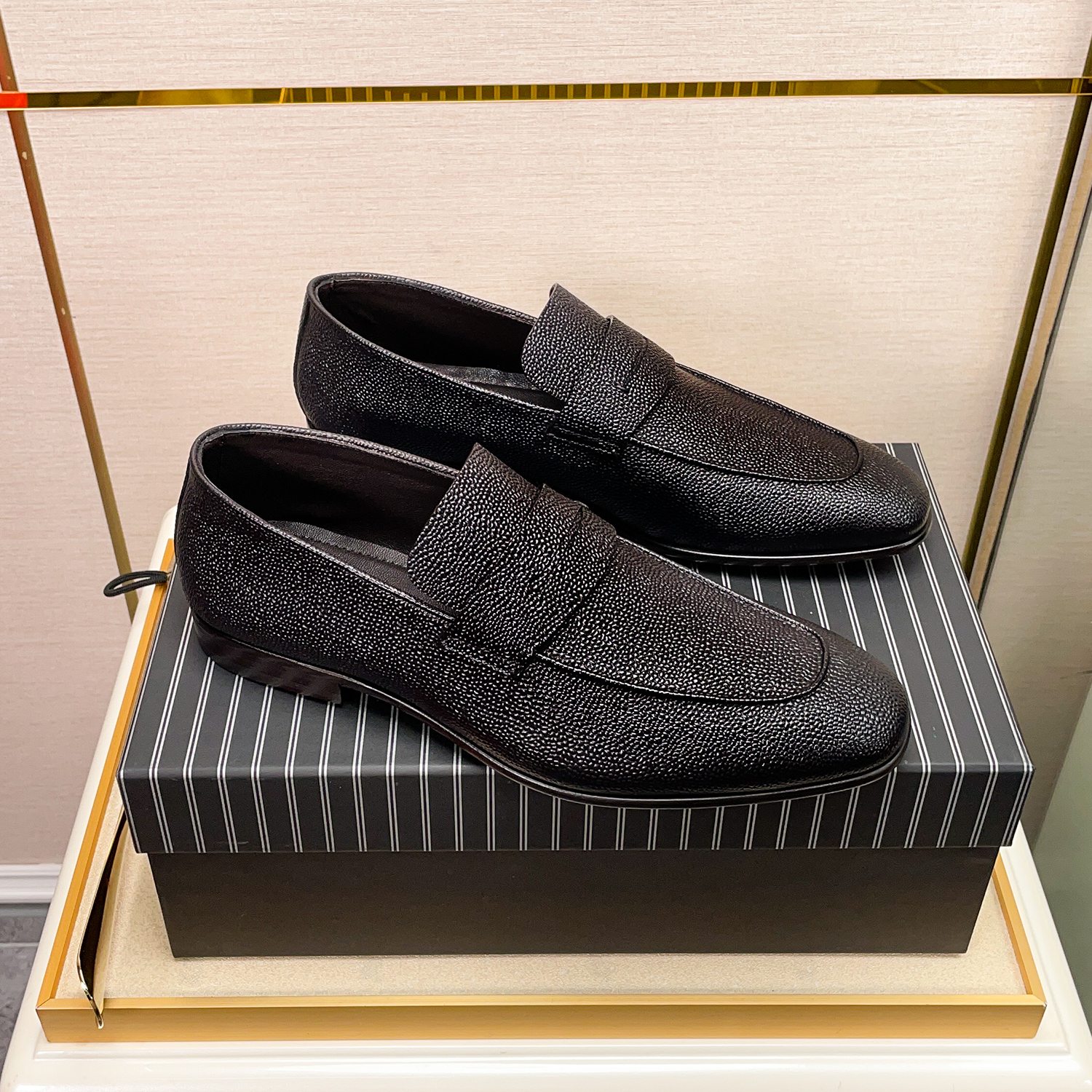 .New Zeg-L'Asola Loafer FlatsLos detalles de ojales a medida de L'Asola se inspiran en los trajes de