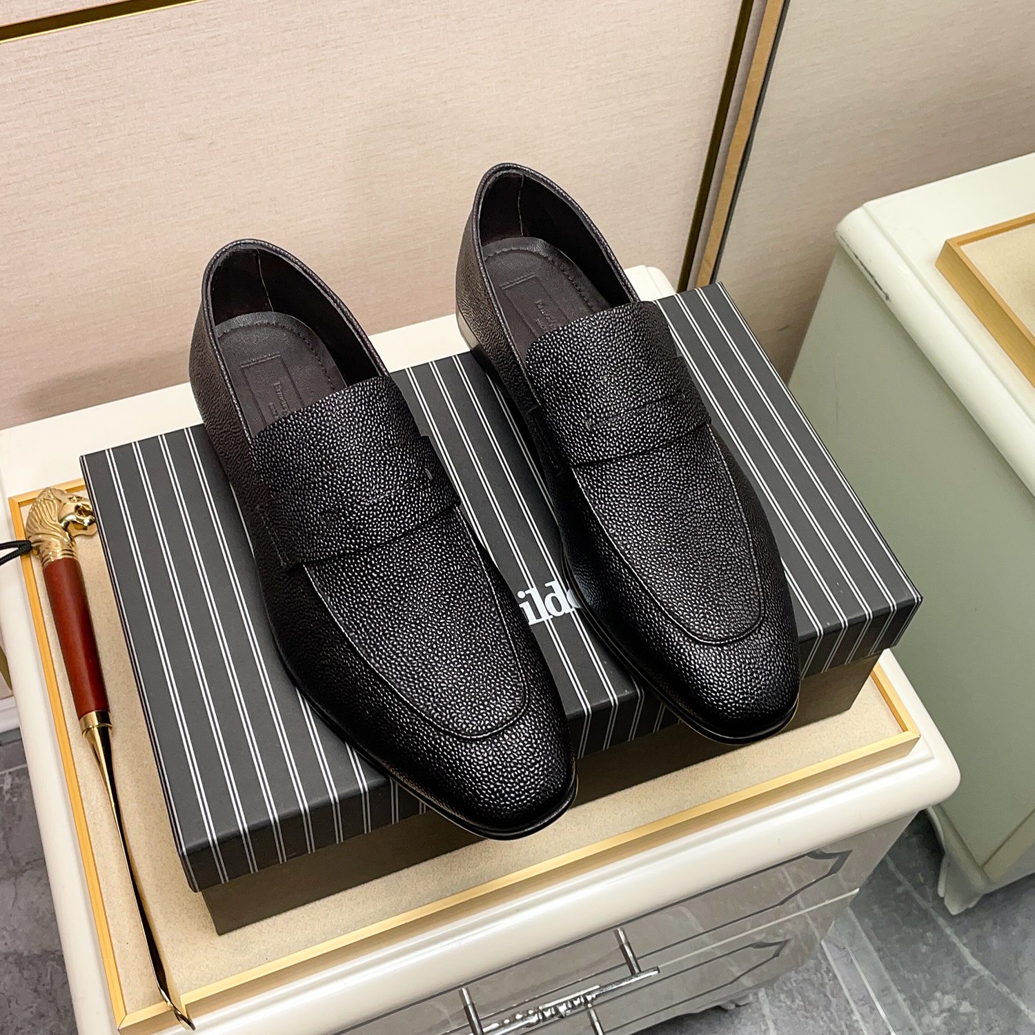 .New Zeg-L'Asola Loafer FlatsLos detalles de ojales a medida de L'Asola se inspiran en los trajes de