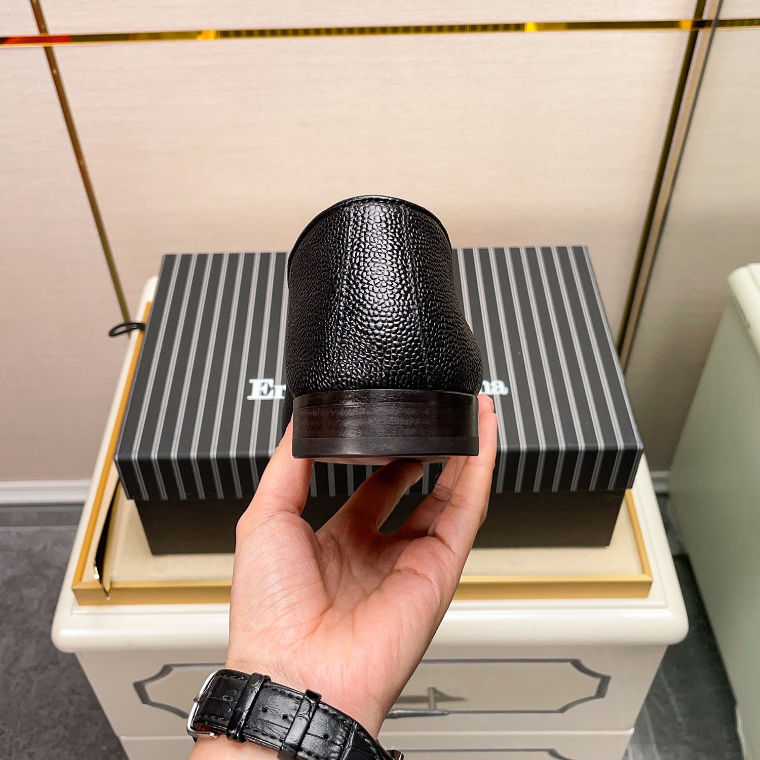 .New Zeg-L'Asola Loafer FlatsLos detalles de ojales a medida de L'Asola se inspiran en los trajes de
