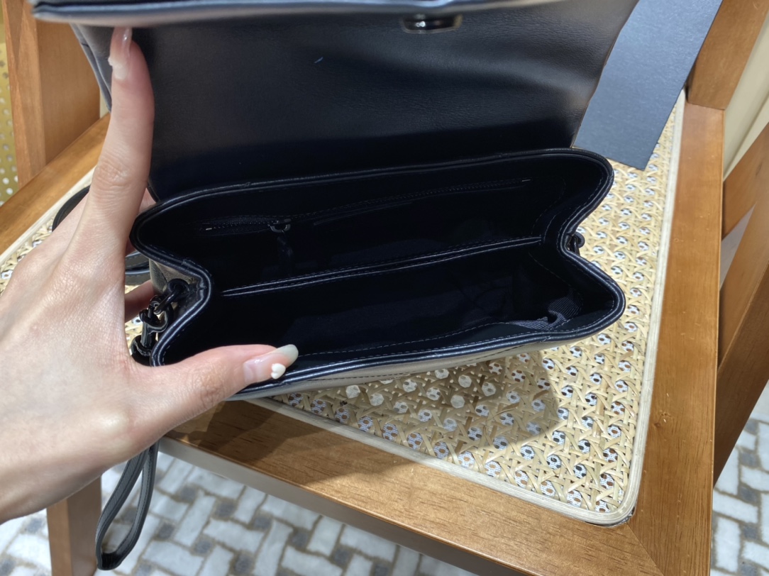 YSL LouLou 迷你斜挎包 467072黑色/黑扣