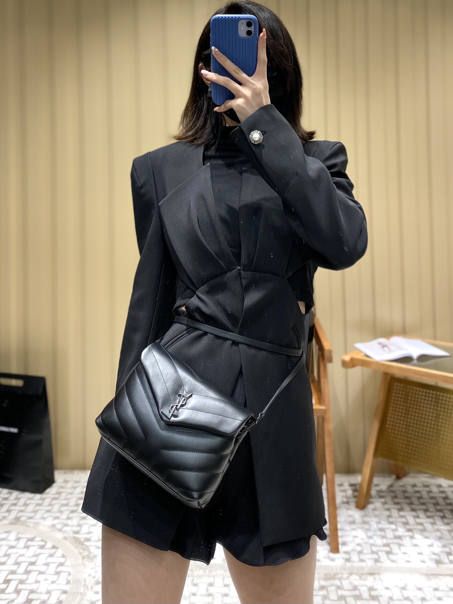 YSL LouLou 迷你斜挎包 467072黑色/黑扣