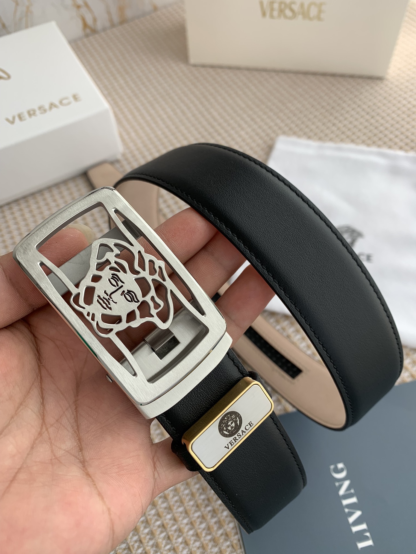 I0  Versace 范思哲 VERSACE.自动扣 型号：自动带身,纯钢材质经典人头自动扣,图片实物拍摄 腰带：百分百头层牛皮,自动带身,保证真皮.24k纯钢扣永不掉色专柜同等质量,经典头层牛皮平纹头层树膏磨砂底,银扣,可自由裁剪,送人自用首选 包装请认准如图专柜包装,赠送打孔器,原版电子票,宽度3.5cm