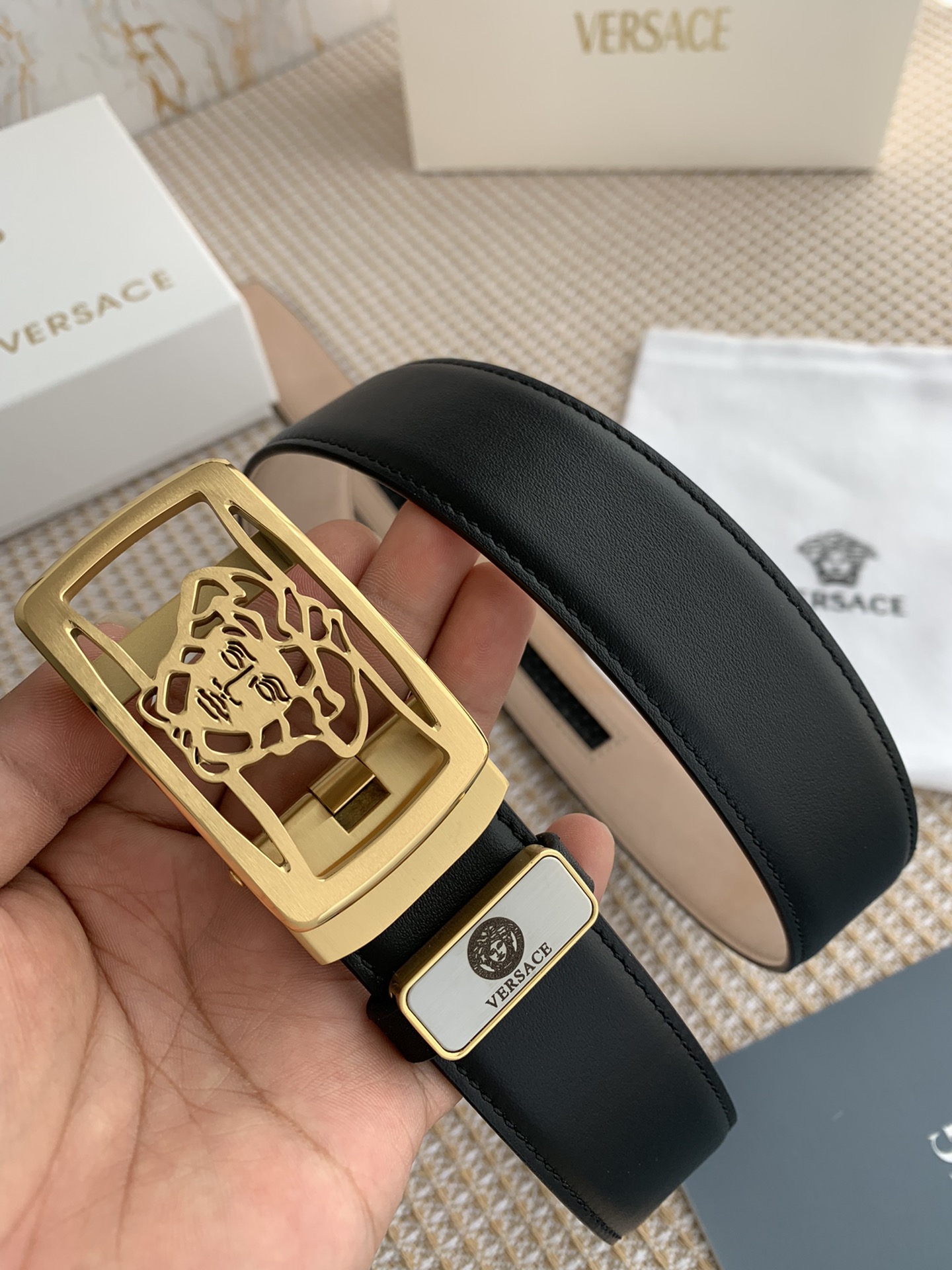 I0  Versace 范思哲 VERSACE.自动扣 型号：自动带身,纯钢材质经典人头自动扣,图片实物拍摄 腰带：百分百头层牛皮,自动带身,保证真皮.24k纯钢扣永不掉色专柜同等质量,经典头层牛皮平纹头层树膏磨砂底,金扣,可自由裁剪,送人自用首选 包装请认准如图专柜包装,赠送打孔器,原版电子票,宽度3.5cm