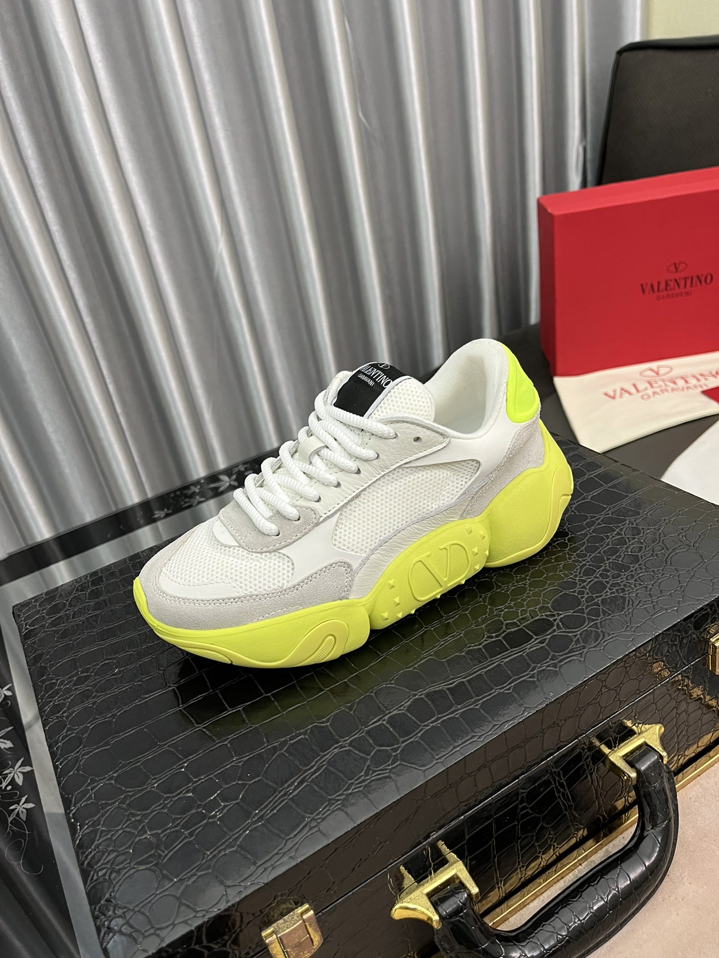 K0  情侣款 Valentin 华伦天奴 1:1原版复刻顶级原单品质最新休闲运动鞋 。鞋面多种材料拼接，透气网里，多层组合防滑大底。重工打造，好货注重的是每一个细节。💥一年四季百搭潮款必备单品，独特的设计理念