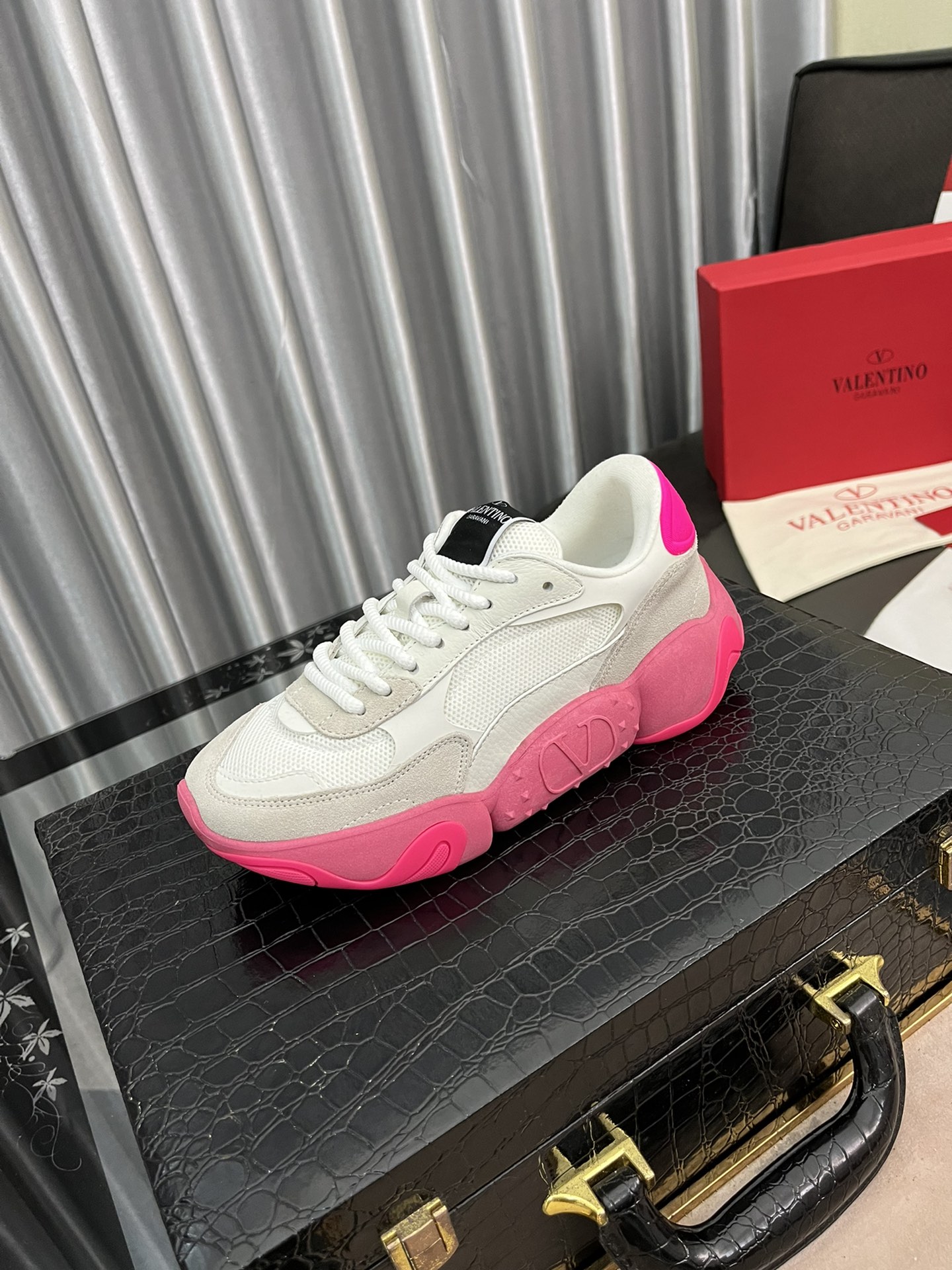 K0  情侣款 Valentin 华伦天奴 1:1原版复刻顶级原单品质最新休闲运动鞋 。鞋面多种材料拼接，透气网里，多层组合防滑大底。重工打造，好货注重的是每一个细节。💥一年四季百搭潮款必备单品，独特的设计理念