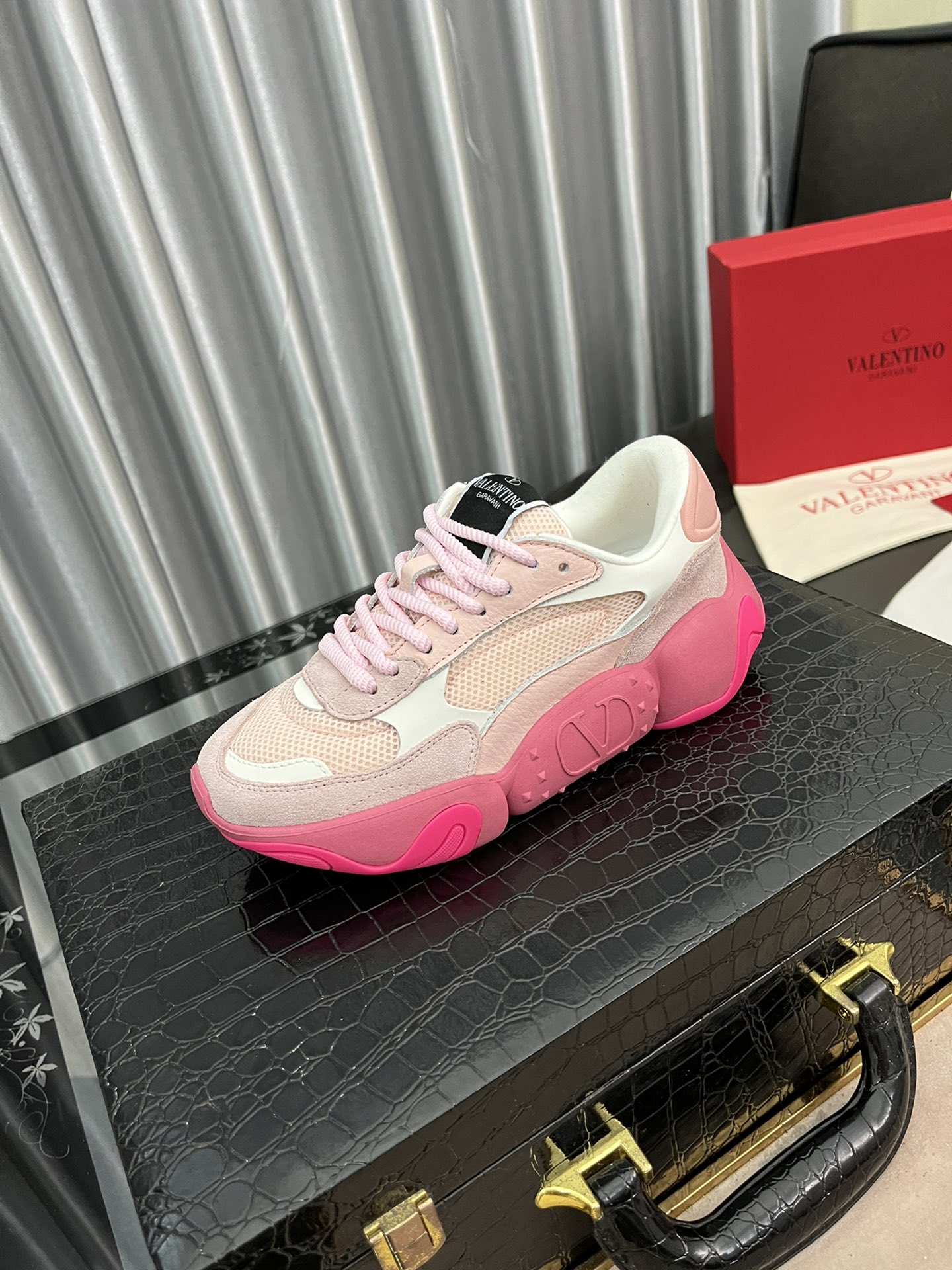 K0  情侣款 Valentin 华伦天奴 1:1原版复刻顶级原单品质最新休闲运动鞋 。鞋面多种材料拼接，透气网里，多层组合防滑大底。重工打造，好货注重的是每一个细节。💥一年四季百搭潮款必备单品，独特的设计理念