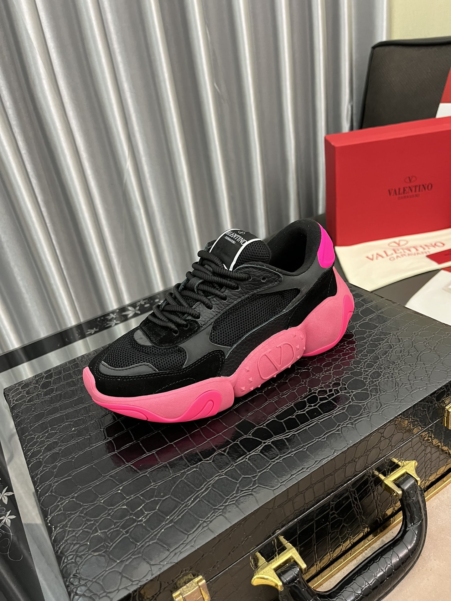 K0  情侣款 Valentin 华伦天奴 1:1原版复刻顶级原单品质最新休闲运动鞋 。鞋面多种材料拼接，透气网里，多层组合防滑大底。重工打造，好货注重的是每一个细节。💥一年四季百搭潮款必备单品，独特的设计理念