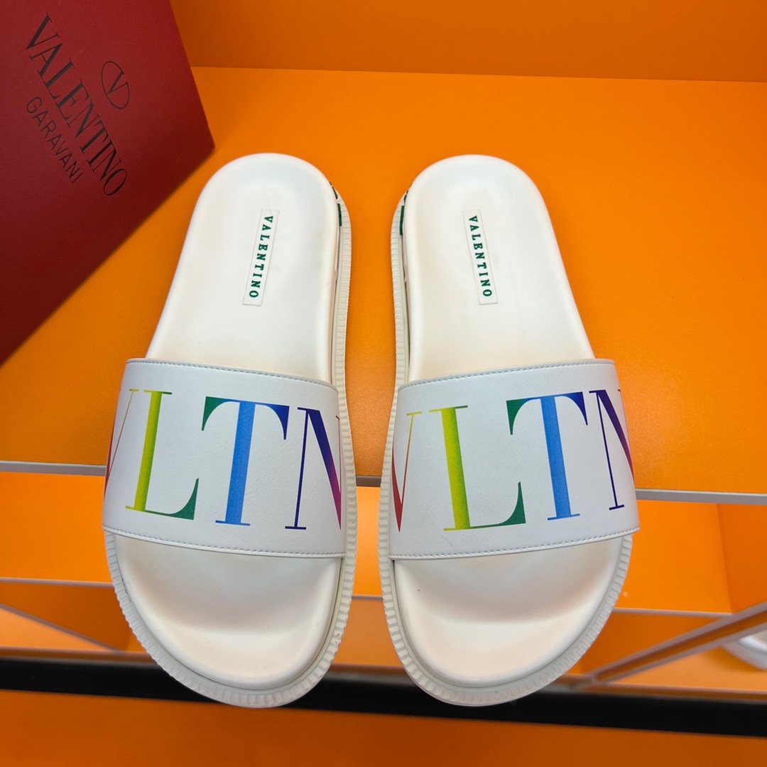 I0  。华伦天奴 🔍顶级代购🇮🇹 男士春夏拖鞋专柜同步 鞋面意大利进口牛皮面料，标志图形高品质工艺，鞋底：原厂特供原版底，独家活动成型底超级舒适，原厂跟单货，🔍🔍高品质，可随意进出专柜，欢迎对比，