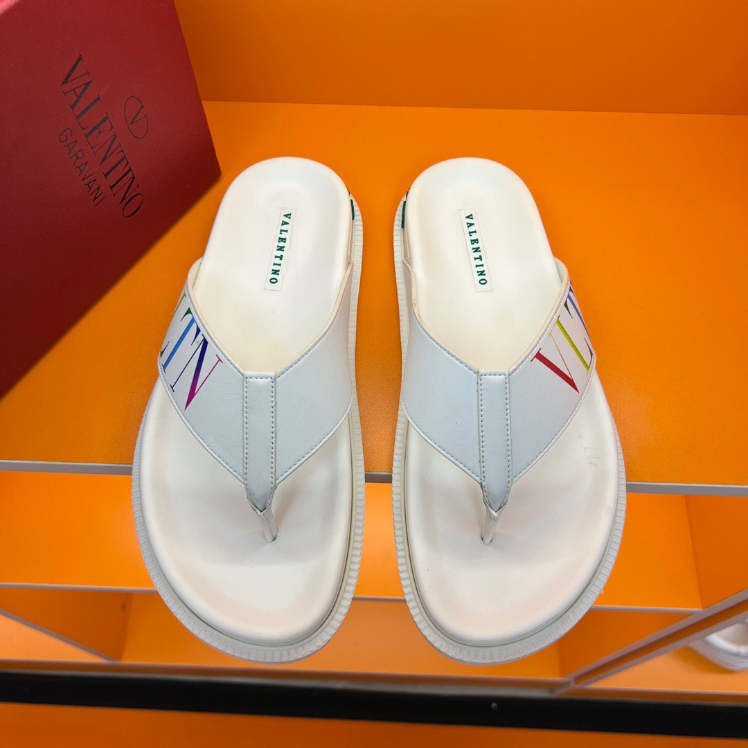 I0  。华伦天奴 🔍顶级代购🇮🇹 男士春夏拖鞋专柜同步 鞋面意大利进口牛皮面料，标志图形高品质工艺，鞋底：原厂特供原版底，独家活动成型底超级舒适，原厂跟单货，🔍🔍高品质，可随意进出专柜，欢迎对比，