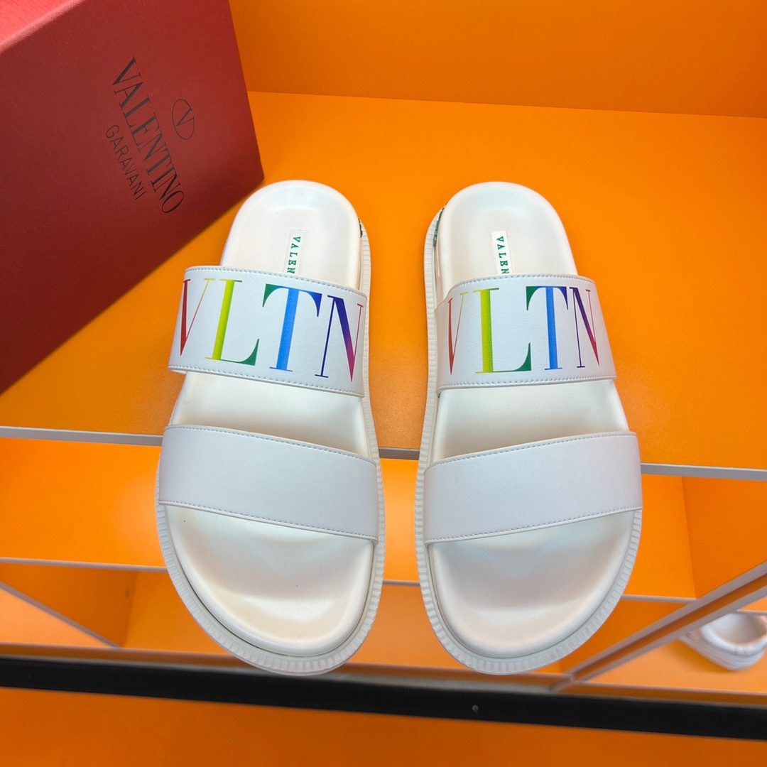 I0  。华伦天奴 🔍顶级代购🇮🇹 男士春夏拖鞋专柜同步 鞋面意大利进口牛皮面料，标志图形高品质工艺，鞋底：原厂特供原版底，独家活动成型底超级舒适，原厂跟单货，🔍🔍高品质，可随意进出专柜，欢迎对比，