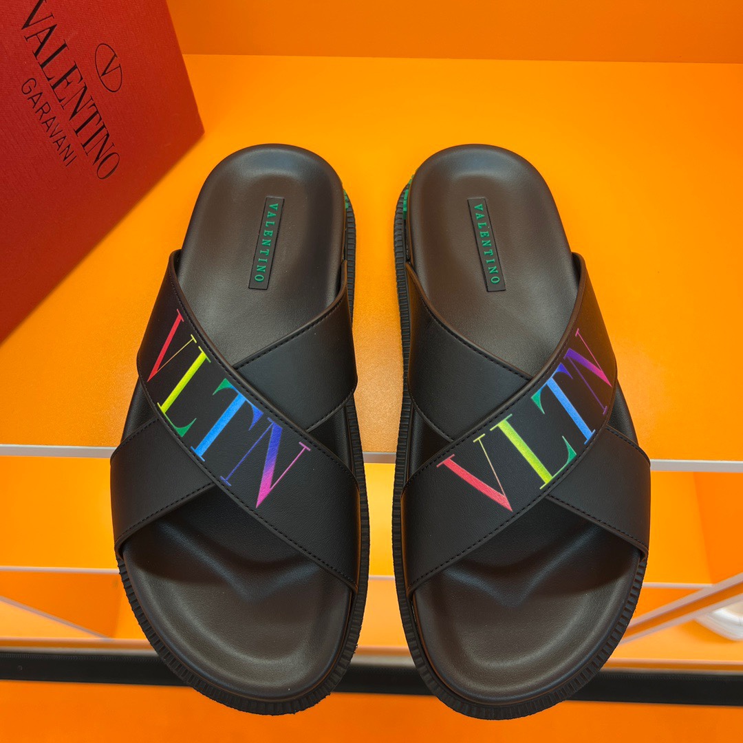 I0  。华伦天奴 🔍顶级代购🇮🇹 男士春夏拖鞋专柜同步 鞋面意大利进口牛皮面料，标志图形高品质工艺，鞋底：原厂特供原版底，独家活动成型底超级舒适，原厂跟单货，🔍🔍高品质，可随意进出专柜，欢迎对比，