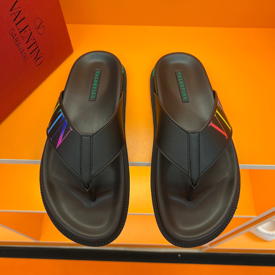 I0  。华伦天奴 🔍顶级代购🇮🇹 男士春夏拖鞋专柜同步 鞋面意大利进口牛皮面料，标志图形高品质工艺，鞋底：原厂特供原版底，独家活动成型底超级舒适，原厂跟单货，🔍🔍高品质，可随意进出专柜，欢迎对比，