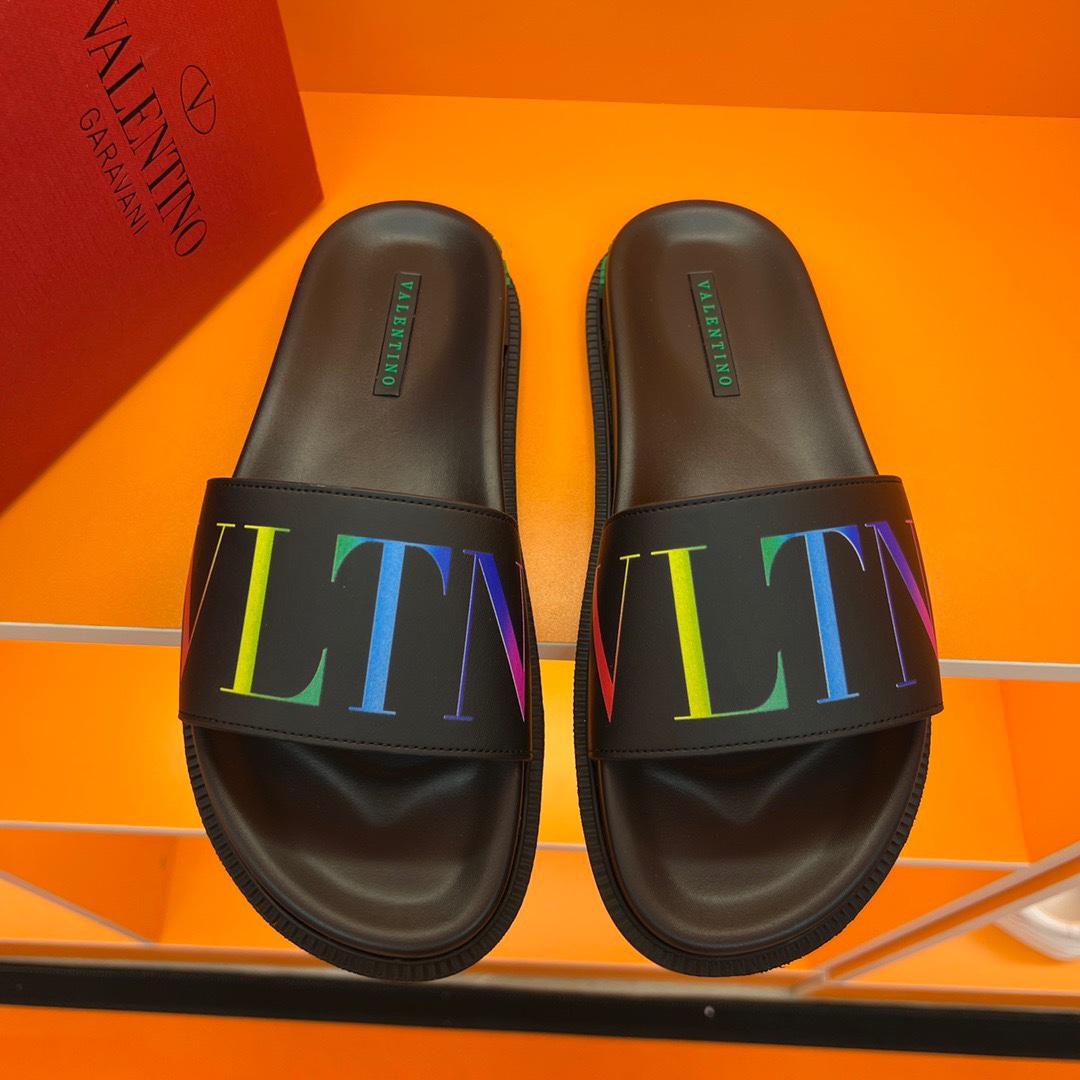 I0  。华伦天奴 🔍顶级代购🇮🇹 男士春夏拖鞋专柜同步 鞋面意大利进口牛皮面料，标志图形高品质工艺，鞋底：原厂特供原版底，独家活动成型底超级舒适，原厂跟单货，🔍🔍高品质，可随意进出专柜，欢迎对比，