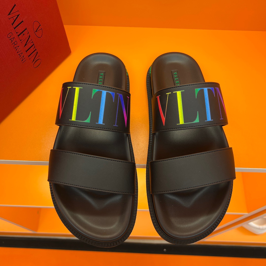 I0   华伦天奴 🔍顶级代购🇮🇹 男士春夏拖鞋专柜同步 鞋面意大利进口牛皮面料，标志图形高品质工艺，鞋底：原厂特供原版底，独家活动成型底超级舒适，原厂跟单货，🔍🔍高品质，可随意进出专柜，欢迎对比，