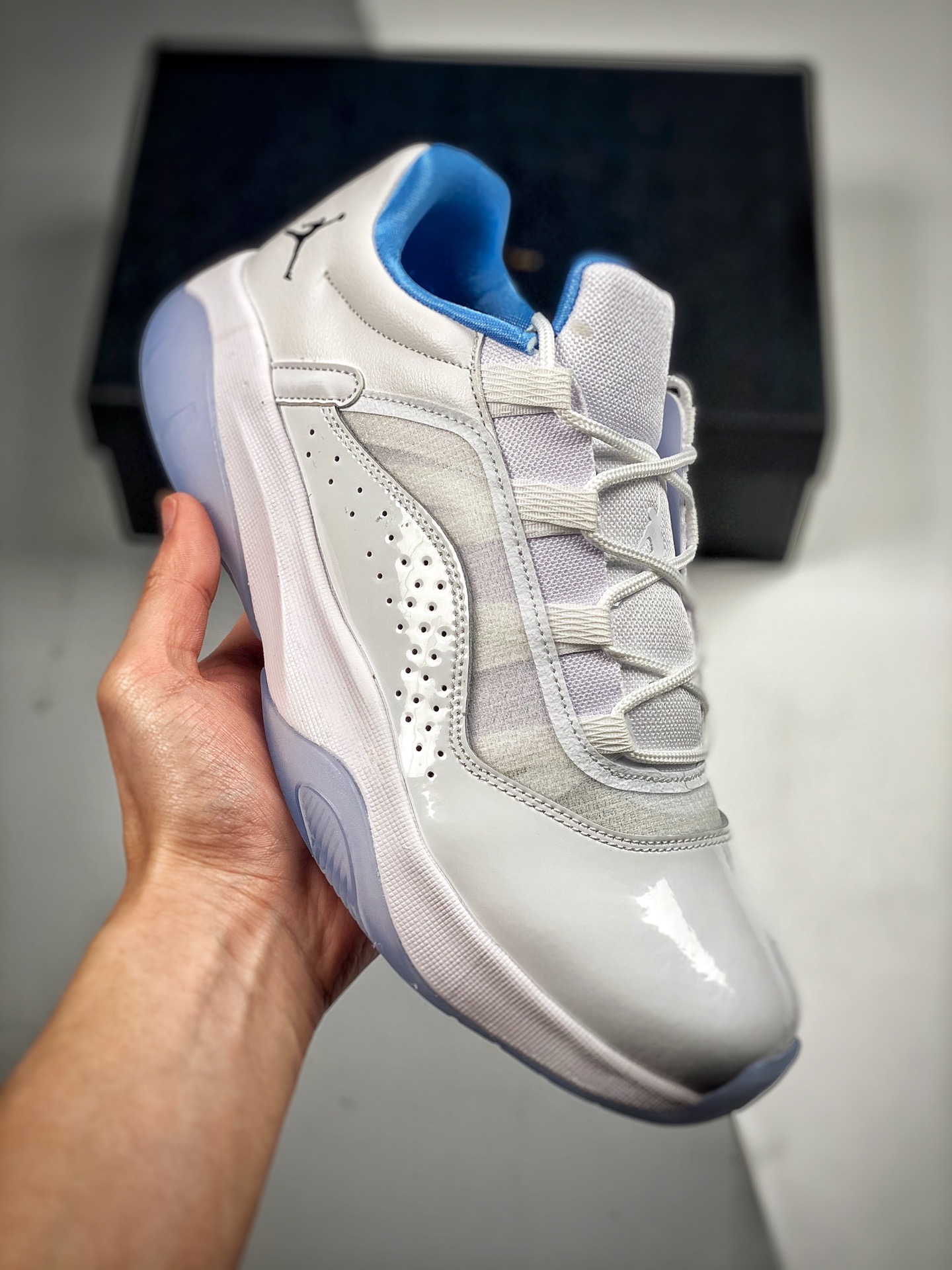 AIR JORDAN Air Jordan 11 Cmft Low 官方同步上架 实战篮球鞋 实拍首发 穿上 Air Jordan11 MFT LOW男子运动鞋,畅享舒适感受,彰显经典风范。该低帮鞋款的设计灵感源自著名…