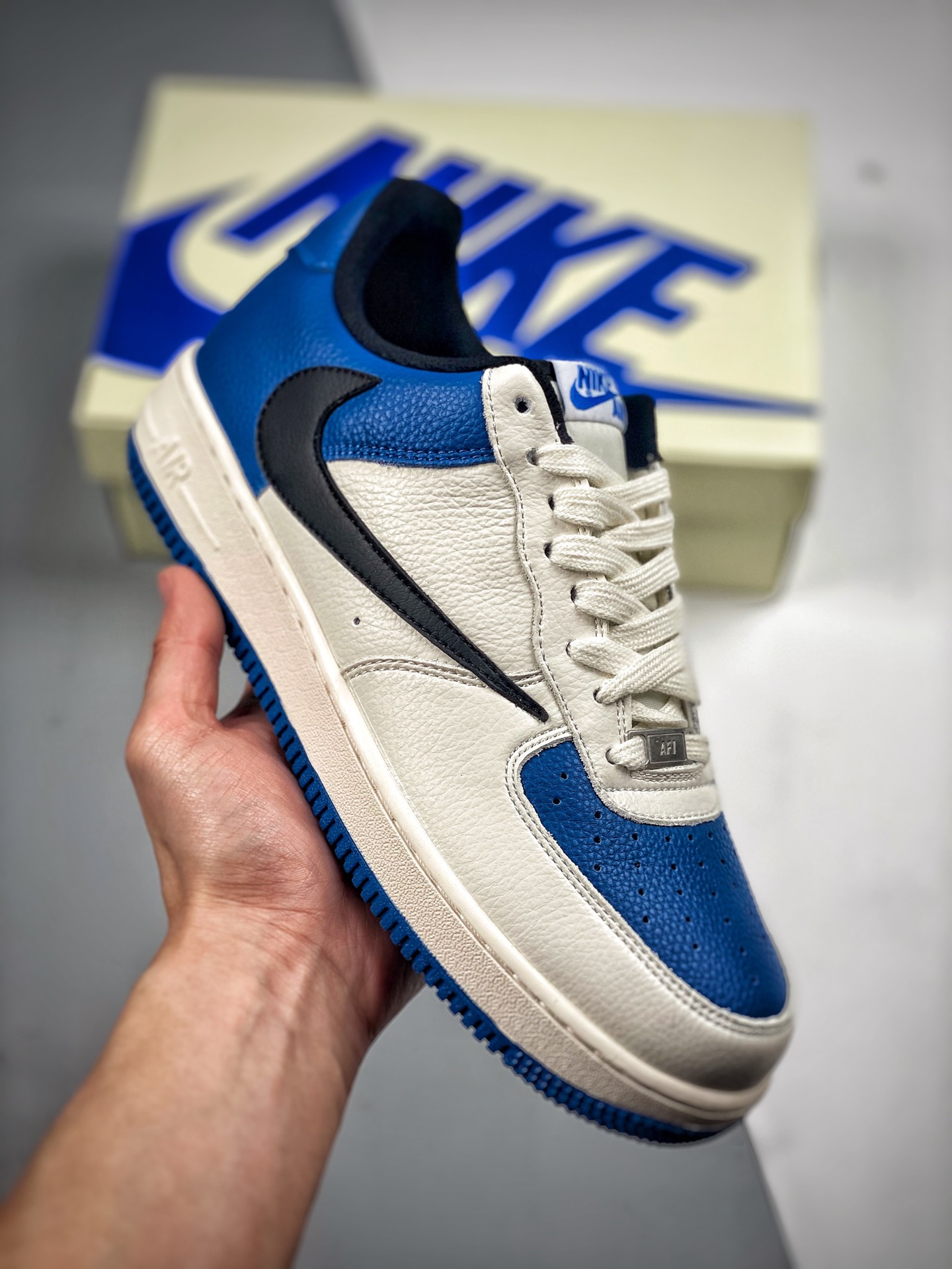 Nike Air Force 1 Low 07 blanco y azul con "gancho invertido", zapatilla casual de caña baja Air Force 1, piel de primer…
