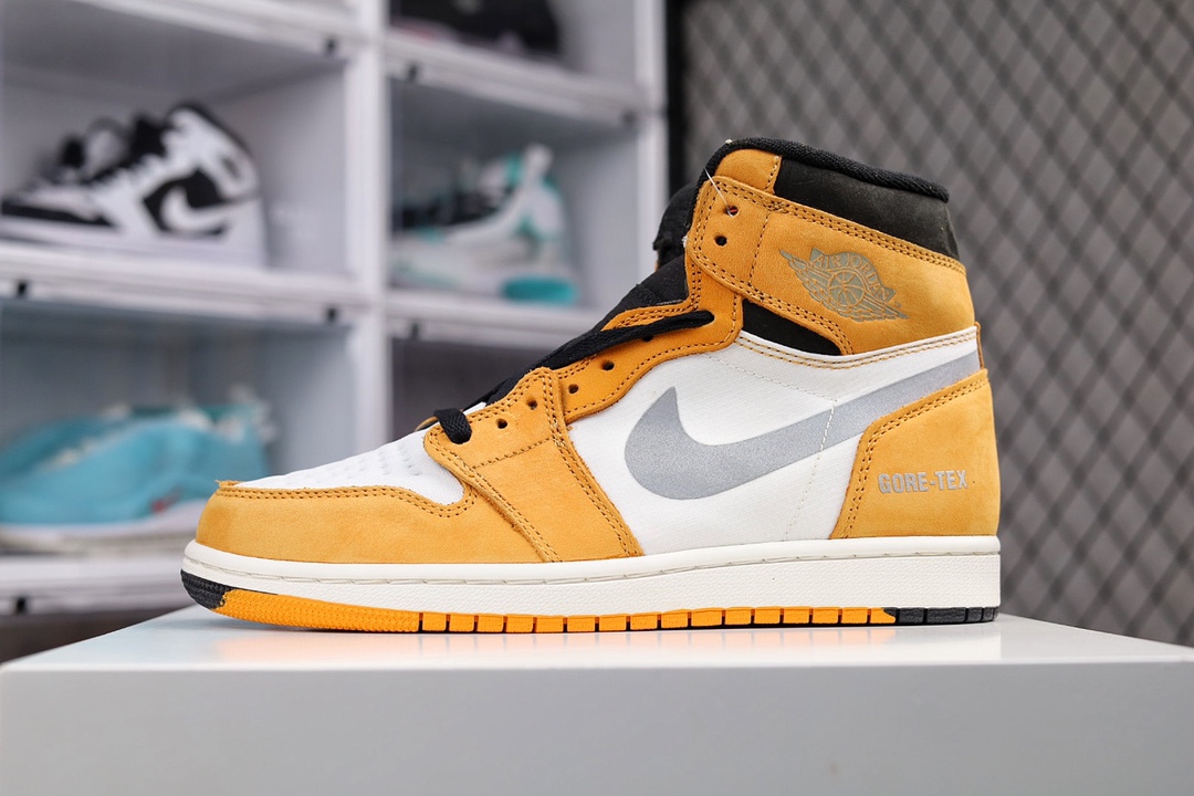I0 公司级 耐克Nike Air Jordan 1 High Element”Gore-Tex Black Grey”AJ1代经典复古经典高帮百搭文化篮球鞋.采用正确头层磨砂皮革组合防水防撕裂物料鞋面材质中底注胶孔及缜密中底拉帮工艺原数据开发模具大底❗黑、黄、白三色拼接装扮的鞋身，呈现出丰富的层次感。侧身Swoosh Logo由3M 反光的印刷设计呈现，弱光环境下极具辨识度×366YJJB