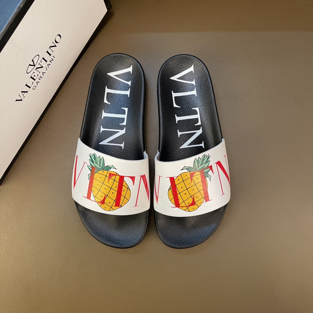 H0   2022华伦天奴VALENTINO夏季款 休闲凉鞋 拖鞋 官网1:1顶级版本，原版完美楦型，鞋面上的文彩 全部机器打造，绝对的彰显时尚潮流，做工质量跟足原版。户外司机驾车  男鞋