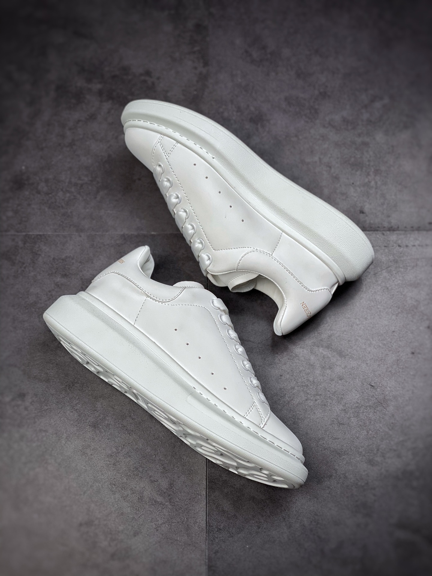 200  Alexander McQueen/亚历山大麦昆 松糕鞋厚增底高小白鞋
