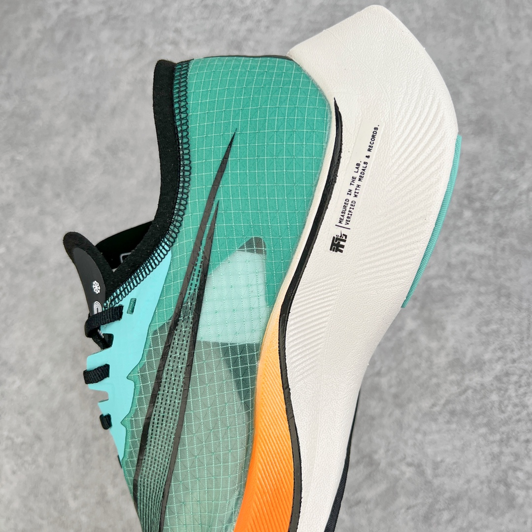 图片[7]-＃纯原福利 NK ZoomX Vaporfly Next% 马拉松一代跑鞋 鞋面使用了全新 Vaporweave 科技 这种类似蝉翼的材质相比 Flyknit 更加轻薄透气 非对称的鞋带系统和泡棉护垫的加入令舒适度更高 鞋头辅以超大的 Swoosh 点缀 再配上流线型外观设计 时尚感十足 尺码：36 36.5 37.5 38 38.5 39 40 40.5 41 42 42.5 43 44 44.5 45-选品中心
