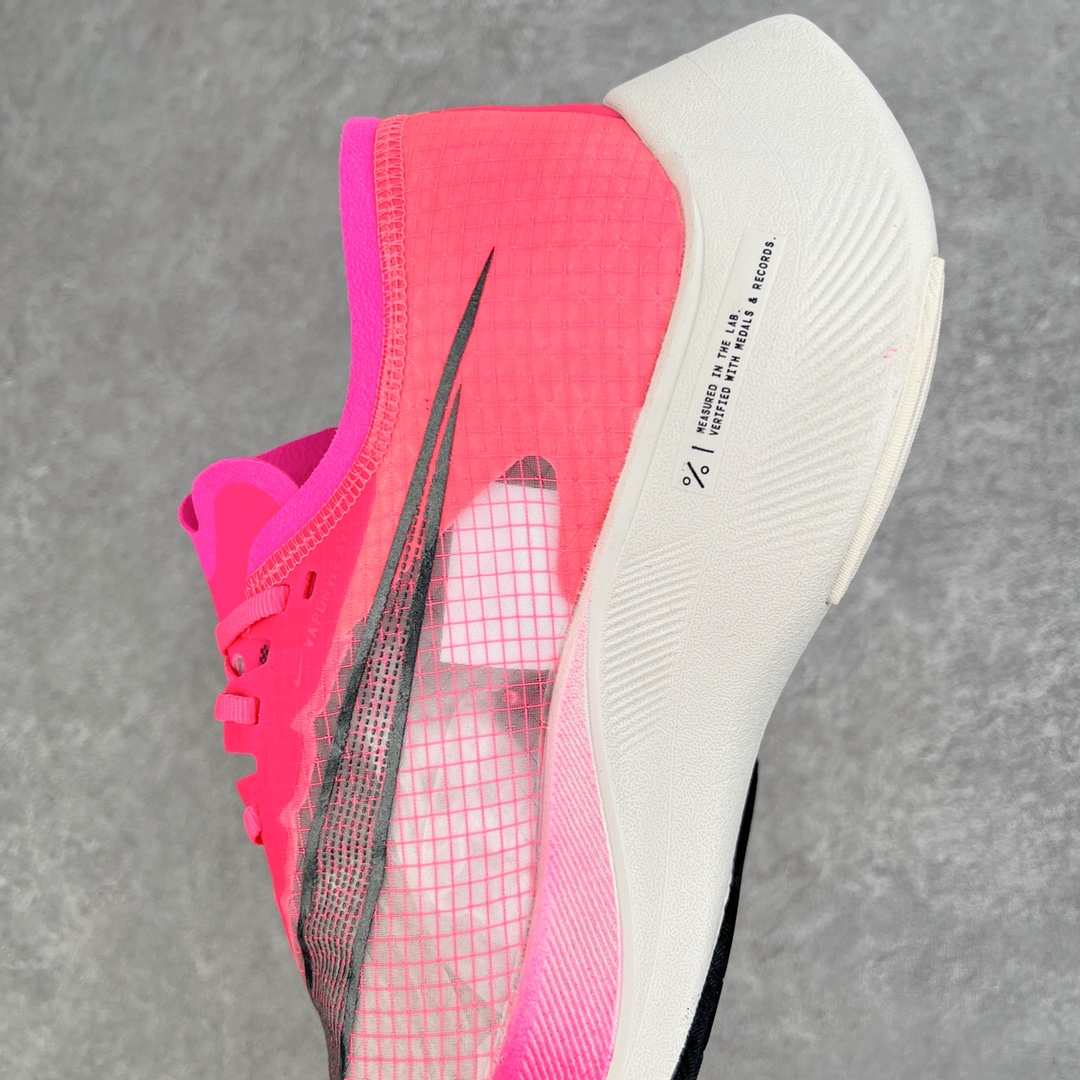 图片[7]-＃纯原福利 NK ZoomX Vaporfly Next% 马拉松一代跑鞋 鞋面使用了全新 Vaporweave 科技 这种类似蝉翼的材质相比 Flyknit 更加轻薄透气 非对称的鞋带系统和泡棉护垫的加入令舒适度更高 鞋头辅以超大的 Swoosh 点缀 再配上流线型外观设计 时尚感十足 尺码：36 36.5 37.5 38 38.5 39 40 40.5 41 42 42.5 43 44 44.5 45-选品中心