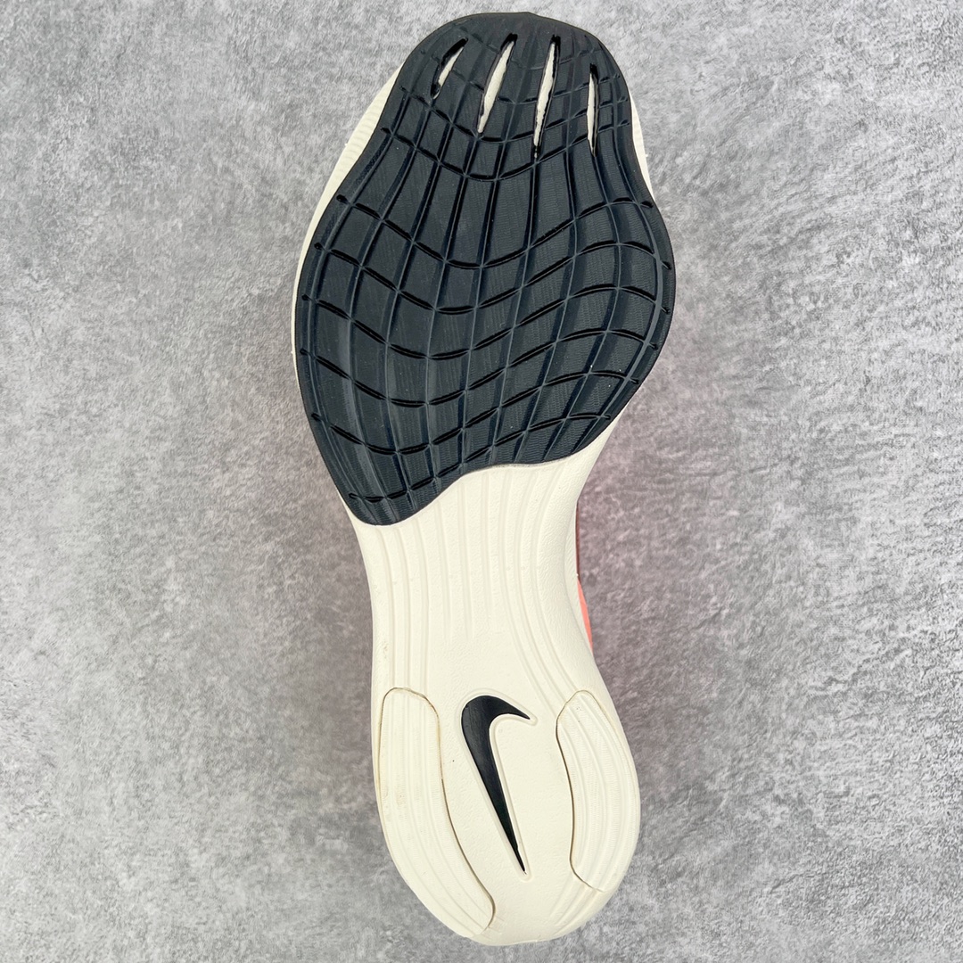 图片[9]-＃纯原福利 NK ZoomX Vaporfly Next% 马拉松一代跑鞋 鞋面使用了全新 Vaporweave 科技 这种类似蝉翼的材质相比 Flyknit 更加轻薄透气 非对称的鞋带系统和泡棉护垫的加入令舒适度更高 鞋头辅以超大的 Swoosh 点缀 再配上流线型外观设计 时尚感十足 尺码：36 36.5 37.5 38 38.5 39 40 40.5 41 42 42.5 43 44 44.5 45-选品中心