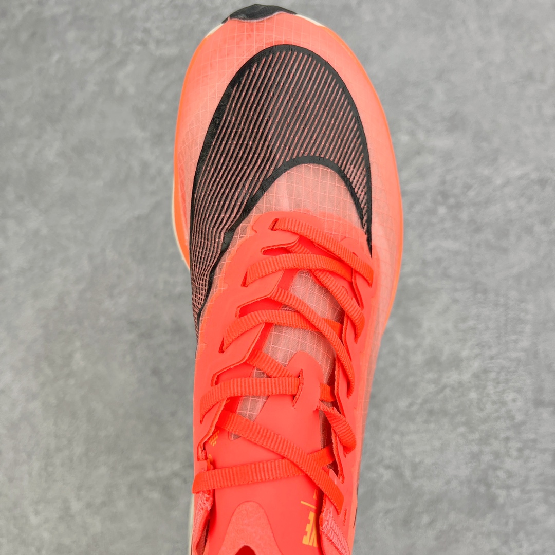 图片[4]-＃纯原福利 NK ZoomX Vaporfly Next% 马拉松一代跑鞋 鞋面使用了全新 Vaporweave 科技 这种类似蝉翼的材质相比 Flyknit 更加轻薄透气 非对称的鞋带系统和泡棉护垫的加入令舒适度更高 鞋头辅以超大的 Swoosh 点缀 再配上流线型外观设计 时尚感十足 尺码：36 36.5 37.5 38 38.5 39 40 40.5 41 42 42.5 43 44 44.5 45-选品中心