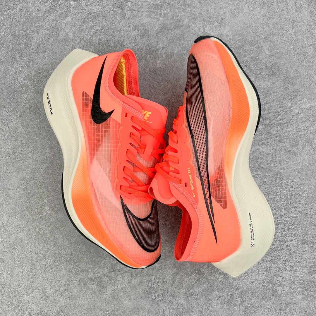 图片[3]-＃纯原福利 NK ZoomX Vaporfly Next% 马拉松一代跑鞋 鞋面使用了全新 Vaporweave 科技 这种类似蝉翼的材质相比 Flyknit 更加轻薄透气 非对称的鞋带系统和泡棉护垫的加入令舒适度更高 鞋头辅以超大的 Swoosh 点缀 再配上流线型外观设计 时尚感十足 尺码：36 36.5 37.5 38 38.5 39 40 40.5 41 42 42.5 43 44 44.5 45-选品中心