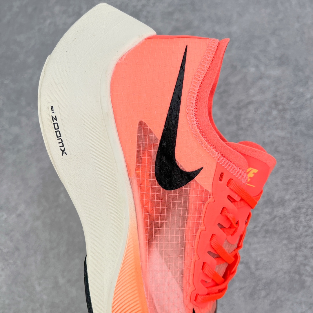 图片[6]-＃纯原福利 NK ZoomX Vaporfly Next% 马拉松一代跑鞋 鞋面使用了全新 Vaporweave 科技 这种类似蝉翼的材质相比 Flyknit 更加轻薄透气 非对称的鞋带系统和泡棉护垫的加入令舒适度更高 鞋头辅以超大的 Swoosh 点缀 再配上流线型外观设计 时尚感十足 尺码：36 36.5 37.5 38 38.5 39 40 40.5 41 42 42.5 43 44 44.5 45-选品中心