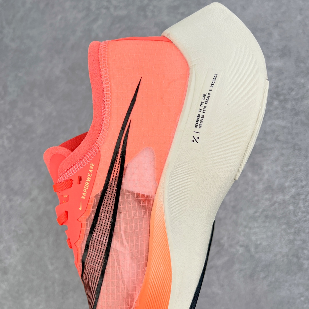 图片[7]-＃纯原福利 NK ZoomX Vaporfly Next% 马拉松一代跑鞋 鞋面使用了全新 Vaporweave 科技 这种类似蝉翼的材质相比 Flyknit 更加轻薄透气 非对称的鞋带系统和泡棉护垫的加入令舒适度更高 鞋头辅以超大的 Swoosh 点缀 再配上流线型外观设计 时尚感十足 尺码：36 36.5 37.5 38 38.5 39 40 40.5 41 42 42.5 43 44 44.5 45-选品中心