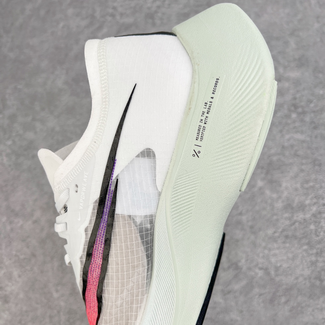 图片[7]-＃纯原福利 NK ZoomX Vaporfly Next% 马拉松一代跑鞋 鞋面使用了全新 Vaporweave 科技 这种类似蝉翼的材质相比 Flyknit 更加轻薄透气 非对称的鞋带系统和泡棉护垫的加入令舒适度更高 鞋头辅以超大的 Swoosh 点缀 再配上流线型外观设计 时尚感十足 尺码：36 36.5 37.5 38 38.5 39 40 40.5 41 42 42.5 43 44 44.5 45-选品中心