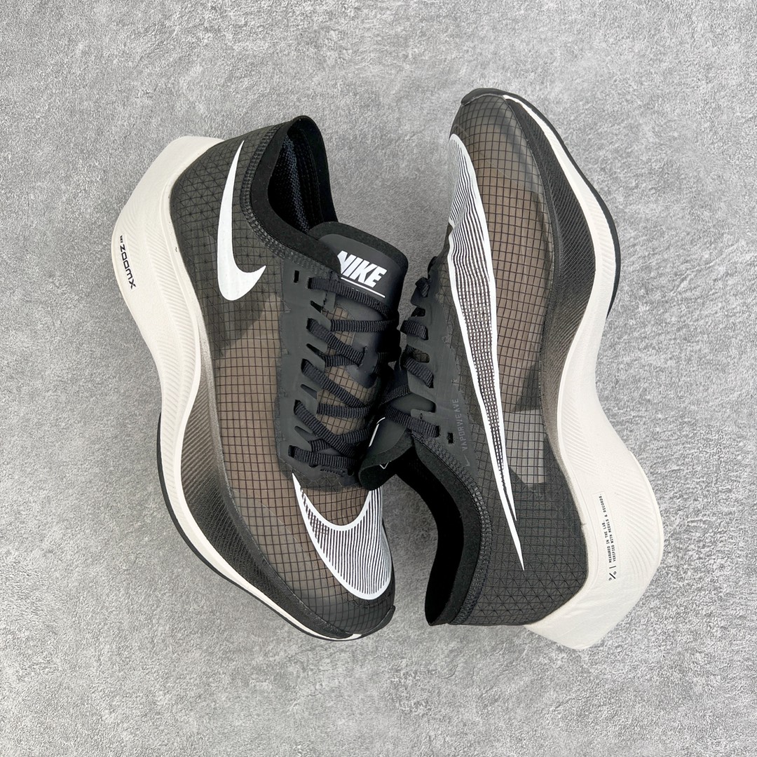 图片[3]-＃纯原福利 NK ZoomX Vaporfly Next% 马拉松一代跑鞋 鞋面使用了全新 Vaporweave 科技 这种类似蝉翼的材质相比 Flyknit 更加轻薄透气 非对称的鞋带系统和泡棉护垫的加入令舒适度更高 鞋头辅以超大的 Swoosh 点缀 再配上流线型外观设计 时尚感十足 尺码：36 36.5 37.5 38 38.5 39 40 40.5 41 42 42.5 43 44 44.5 45-选品中心