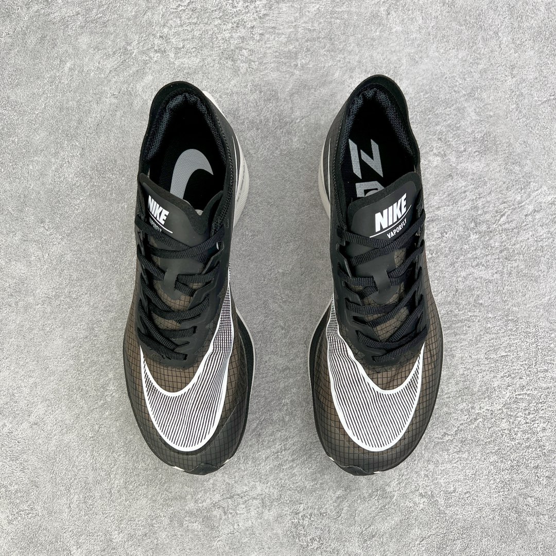 图片[2]-＃纯原福利 NK ZoomX Vaporfly Next% 马拉松一代跑鞋 鞋面使用了全新 Vaporweave 科技 这种类似蝉翼的材质相比 Flyknit 更加轻薄透气 非对称的鞋带系统和泡棉护垫的加入令舒适度更高 鞋头辅以超大的 Swoosh 点缀 再配上流线型外观设计 时尚感十足 尺码：36 36.5 37.5 38 38.5 39 40 40.5 41 42 42.5 43 44 44.5 45-选品中心