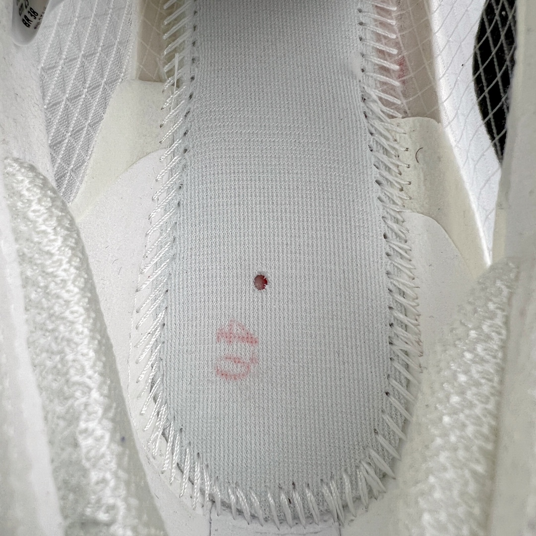 图片[9]-＃纯原福利 NK ZoomX Vaporfly Next% 马拉松一代跑鞋 鞋面使用了全新 Vaporweave 科技 这种类似蝉翼的材质相比 Flyknit 更加轻薄透气 非对称的鞋带系统和泡棉护垫的加入令舒适度更高 鞋头辅以超大的 Swoosh 点缀 再配上流线型外观设计 时尚感十足 尺码：36 36.5 37.5 38 38.5 39 40 40.5 41 42 42.5 43 44 44.5 45-选品中心