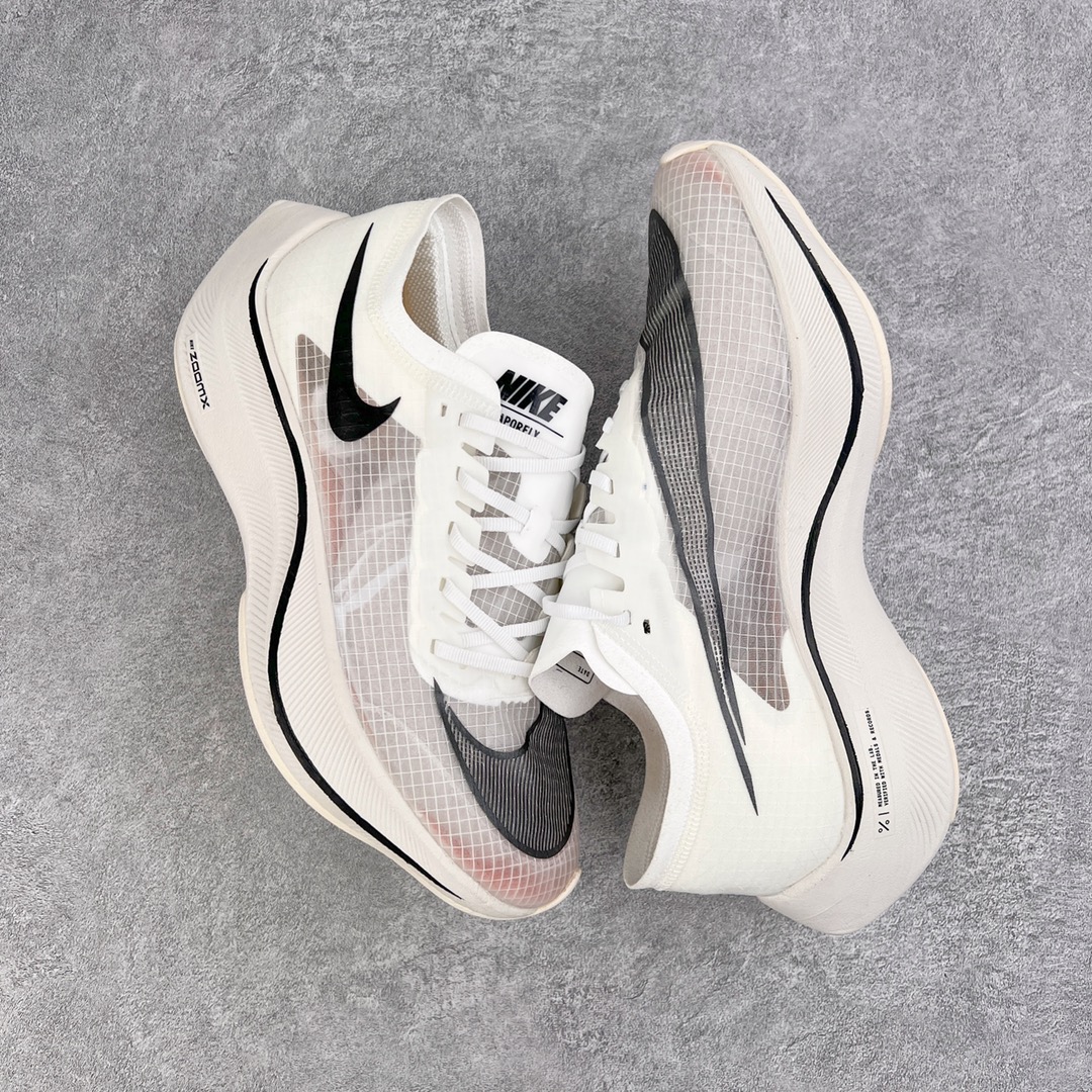 图片[3]-＃纯原福利 NK ZoomX Vaporfly Next% 马拉松一代跑鞋 鞋面使用了全新 Vaporweave 科技 这种类似蝉翼的材质相比 Flyknit 更加轻薄透气 非对称的鞋带系统和泡棉护垫的加入令舒适度更高 鞋头辅以超大的 Swoosh 点缀 再配上流线型外观设计 时尚感十足 尺码：36 36.5 37.5 38 38.5 39 40 40.5 41 42 42.5 43 44 44.5 45-选品中心