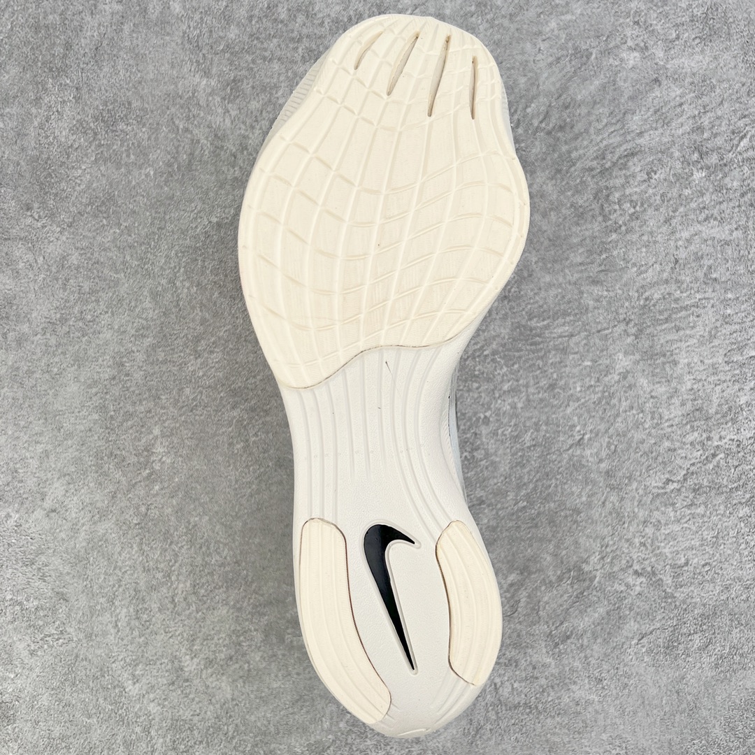 图片[8]-＃纯原福利 NK ZoomX Vaporfly Next% 马拉松一代跑鞋 鞋面使用了全新 Vaporweave 科技 这种类似蝉翼的材质相比 Flyknit 更加轻薄透气 非对称的鞋带系统和泡棉护垫的加入令舒适度更高 鞋头辅以超大的 Swoosh 点缀 再配上流线型外观设计 时尚感十足 尺码：36 36.5 37.5 38 38.5 39 40 40.5 41 42 42.5 43 44 44.5 45-选品中心