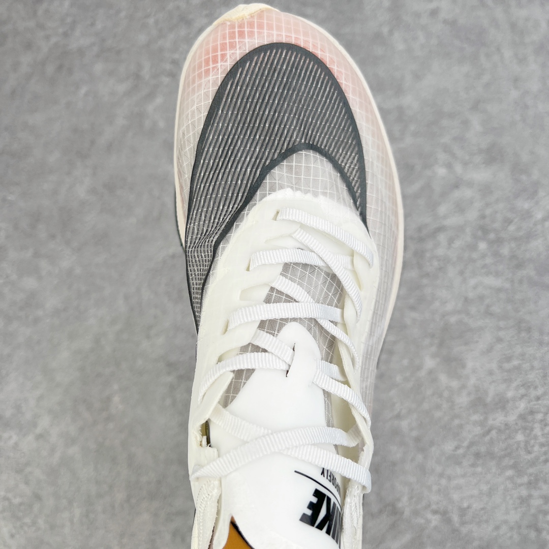 图片[4]-＃纯原福利 NK ZoomX Vaporfly Next% 马拉松一代跑鞋 鞋面使用了全新 Vaporweave 科技 这种类似蝉翼的材质相比 Flyknit 更加轻薄透气 非对称的鞋带系统和泡棉护垫的加入令舒适度更高 鞋头辅以超大的 Swoosh 点缀 再配上流线型外观设计 时尚感十足 尺码：36 36.5 37.5 38 38.5 39 40 40.5 41 42 42.5 43 44 44.5 45-选品中心
