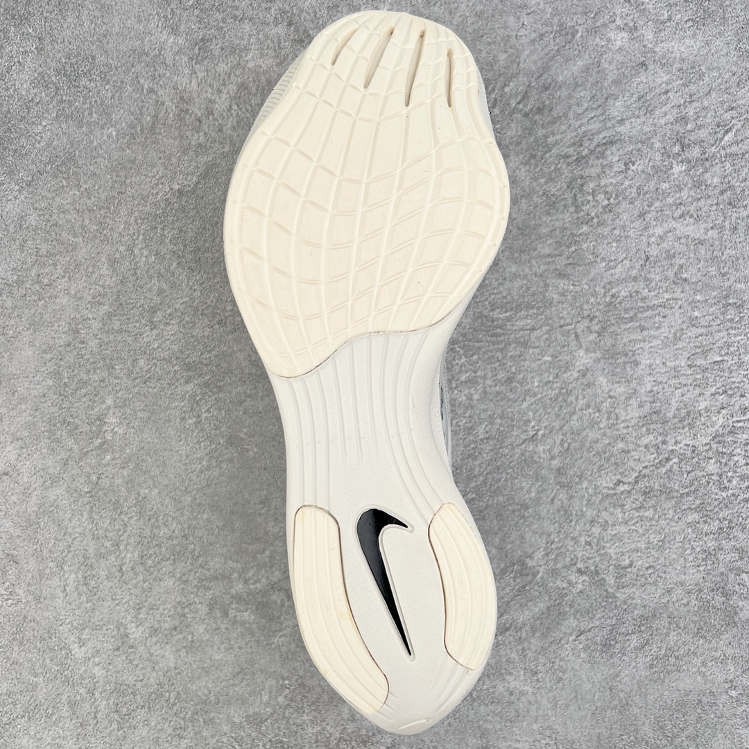 图片[9]-＃纯原福利 NK ZoomX Vaporfly Next% 马拉松一代跑鞋 鞋面使用了全新 Vaporweave 科技 这种类似蝉翼的材质相比 Flyknit 更加轻薄透气 非对称的鞋带系统和泡棉护垫的加入令舒适度更高 鞋头辅以超大的 Swoosh 点缀 再配上流线型外观设计 时尚感十足 尺码：36 36.5 37.5 38 38.5 39 40 40.5 41 42 42.5 43 44 44.5 45-选品中心