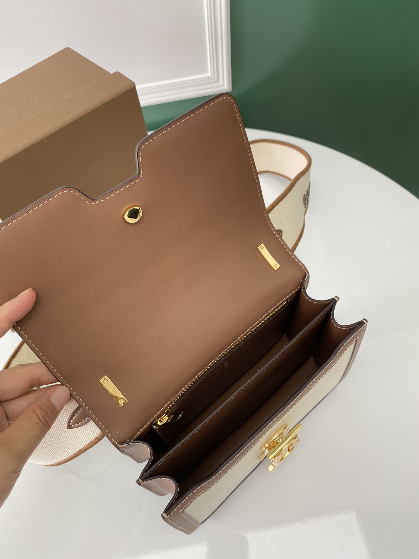 Burberry巴宝莉TB 专属标识锁扣包