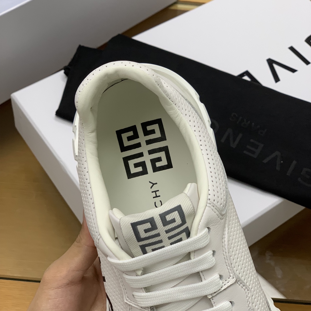 Givenchy纪梵希   采用镂空皮革材质4G LOGO刺绣男士低帮慢跑运动鞋