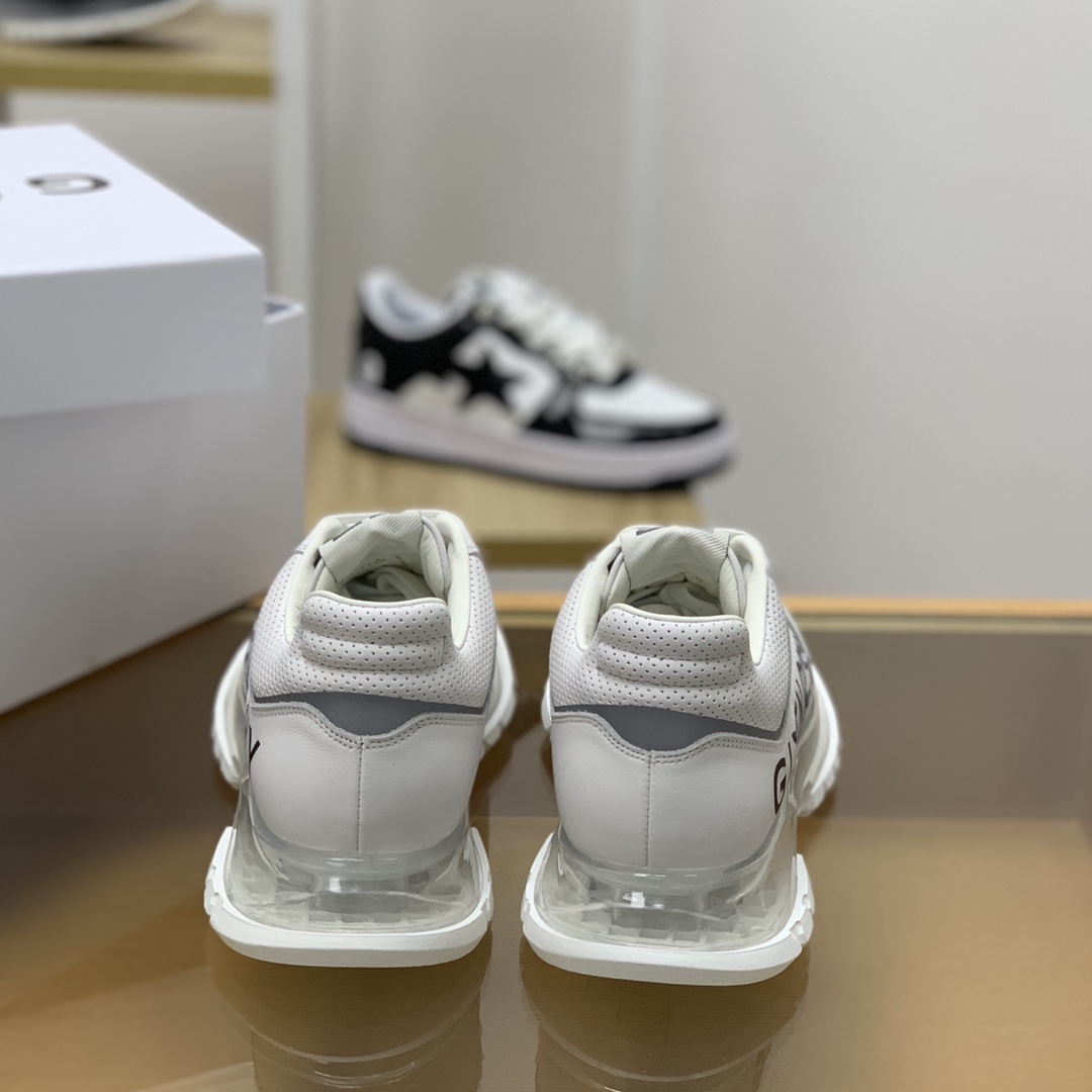 Givenchy纪梵希   采用镂空皮革材质4G LOGO刺绣男士低帮慢跑运动鞋